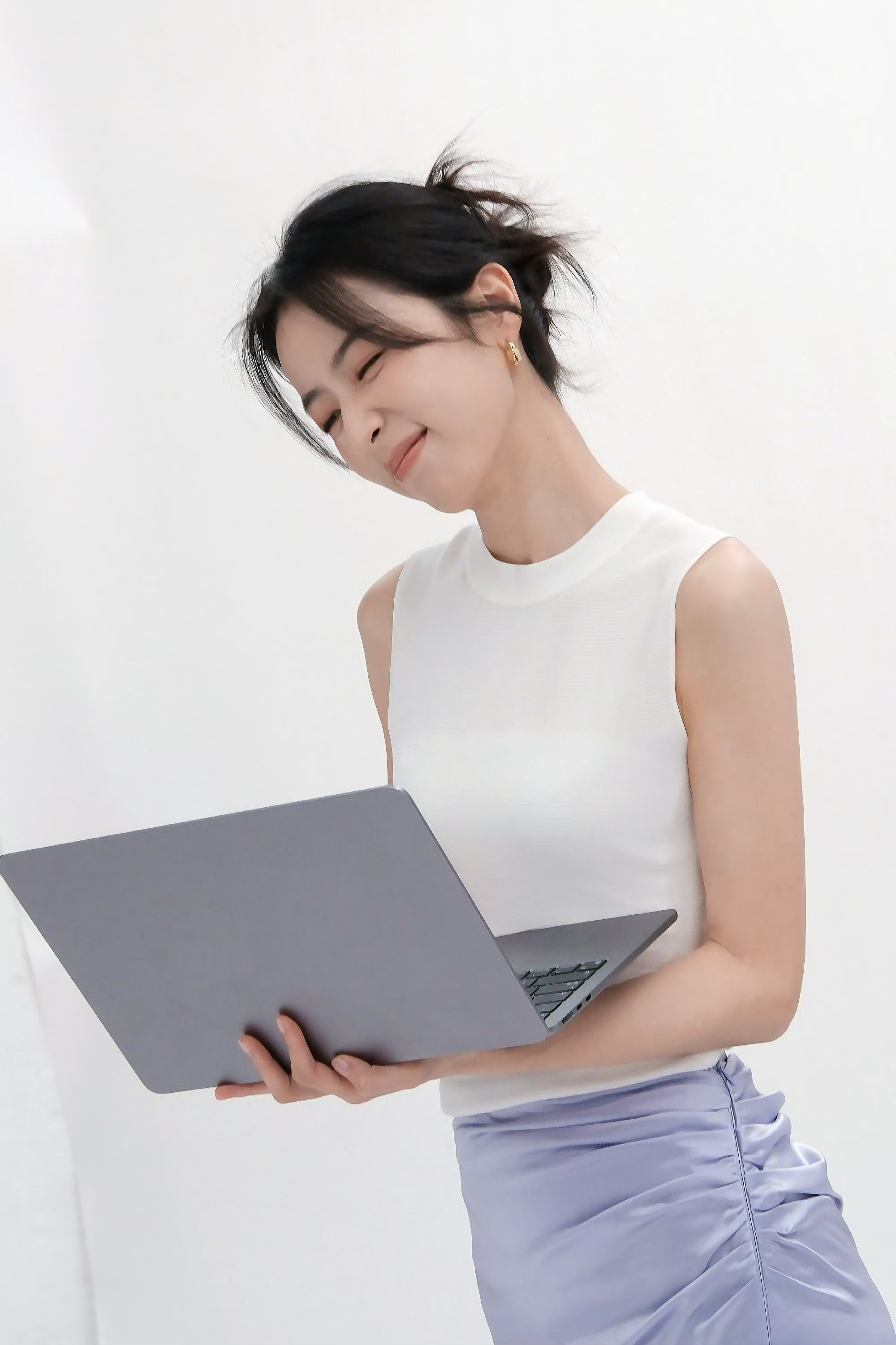 周雨彤白色上衣搭配紫色长裙,时尚优雅笑容迷人.#明星穿搭# #周雨彤