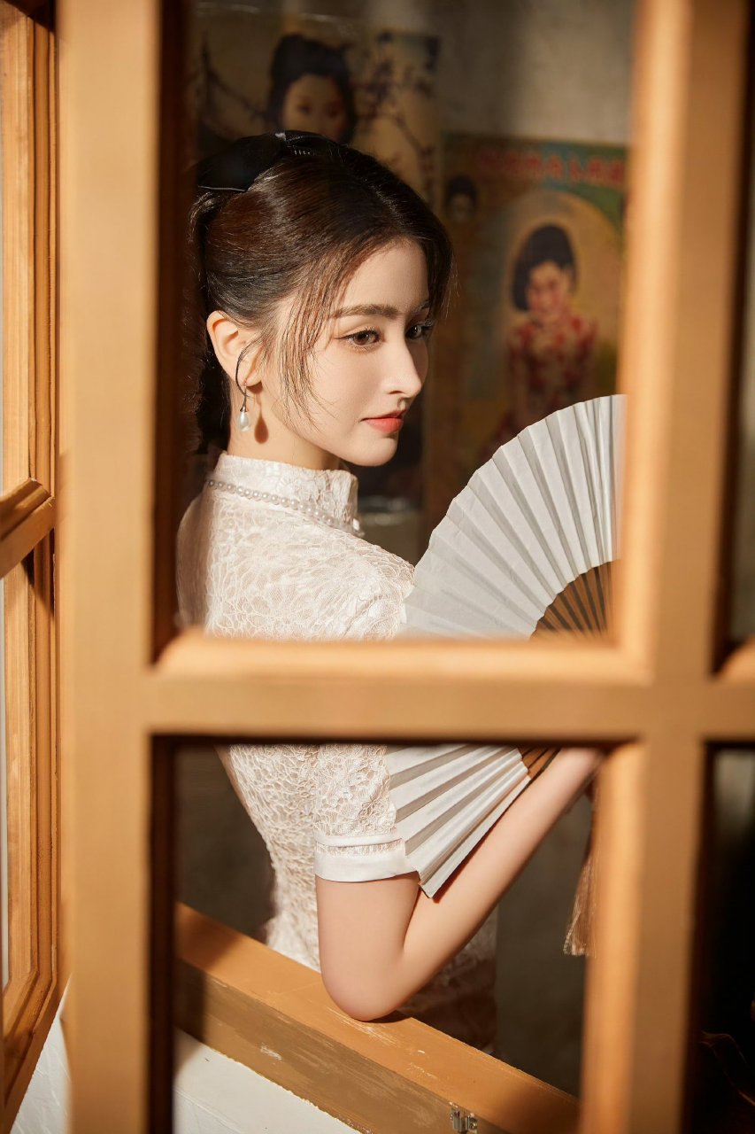 金子涵一袭白色旗袍穿搭,尽显东方之美,优雅迷人.#明星穿搭# #金子涵