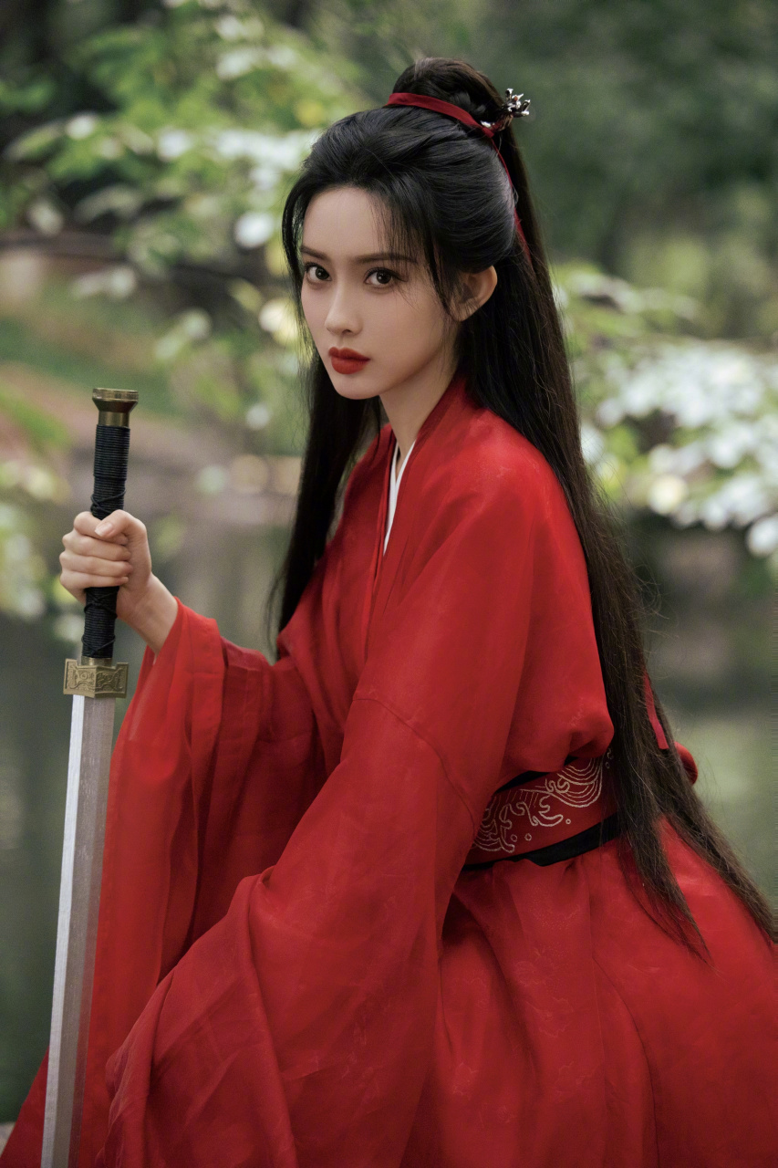 孟子义一袭红衣古装,优雅靓丽好迷人.#明星穿搭# #孟子义