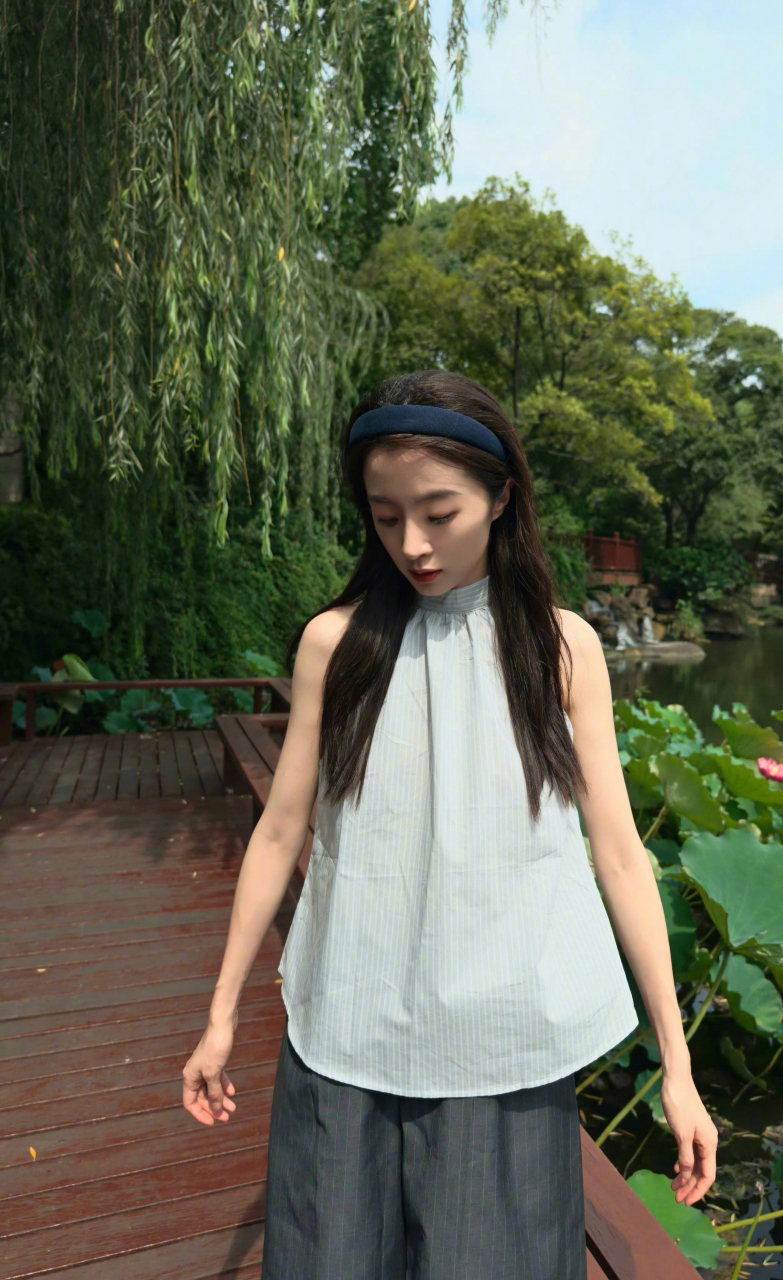 胡冰卿薄荷绿露肩衫搭配黑色短裤,时尚靓丽好迷人.