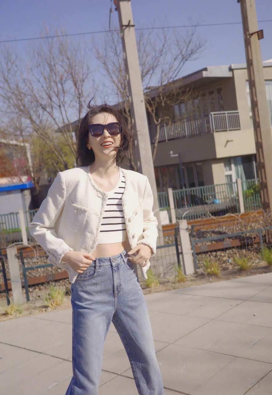 明星# #童瑶#  童瑶条纹上衣 白色小香风外套搭配蓝色牛仔裤,清擞有