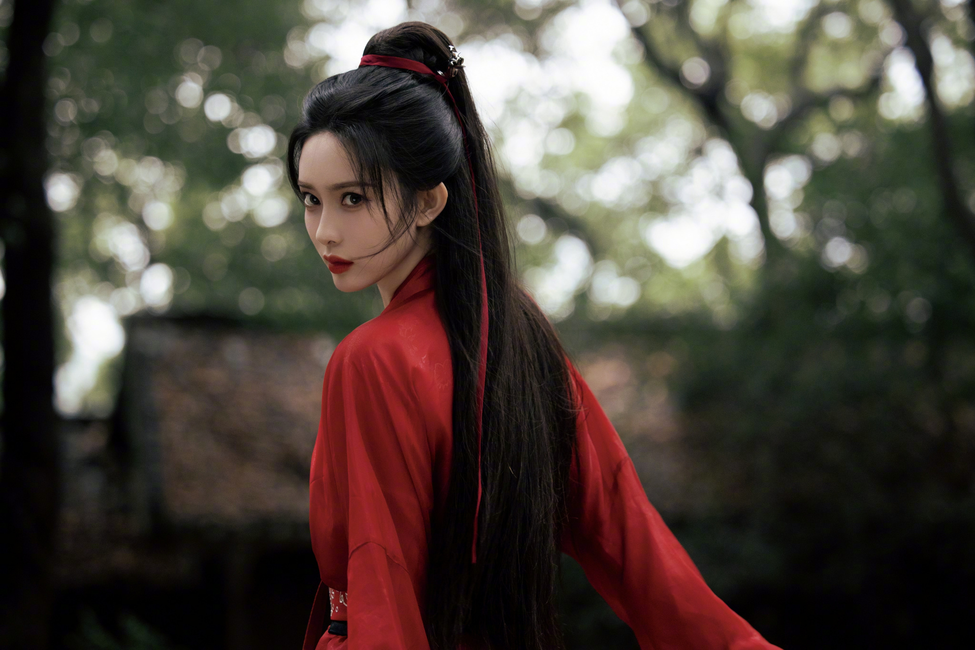 孟子义一袭红衣古装,优雅靓丽好迷人.#明星穿搭# #孟子义