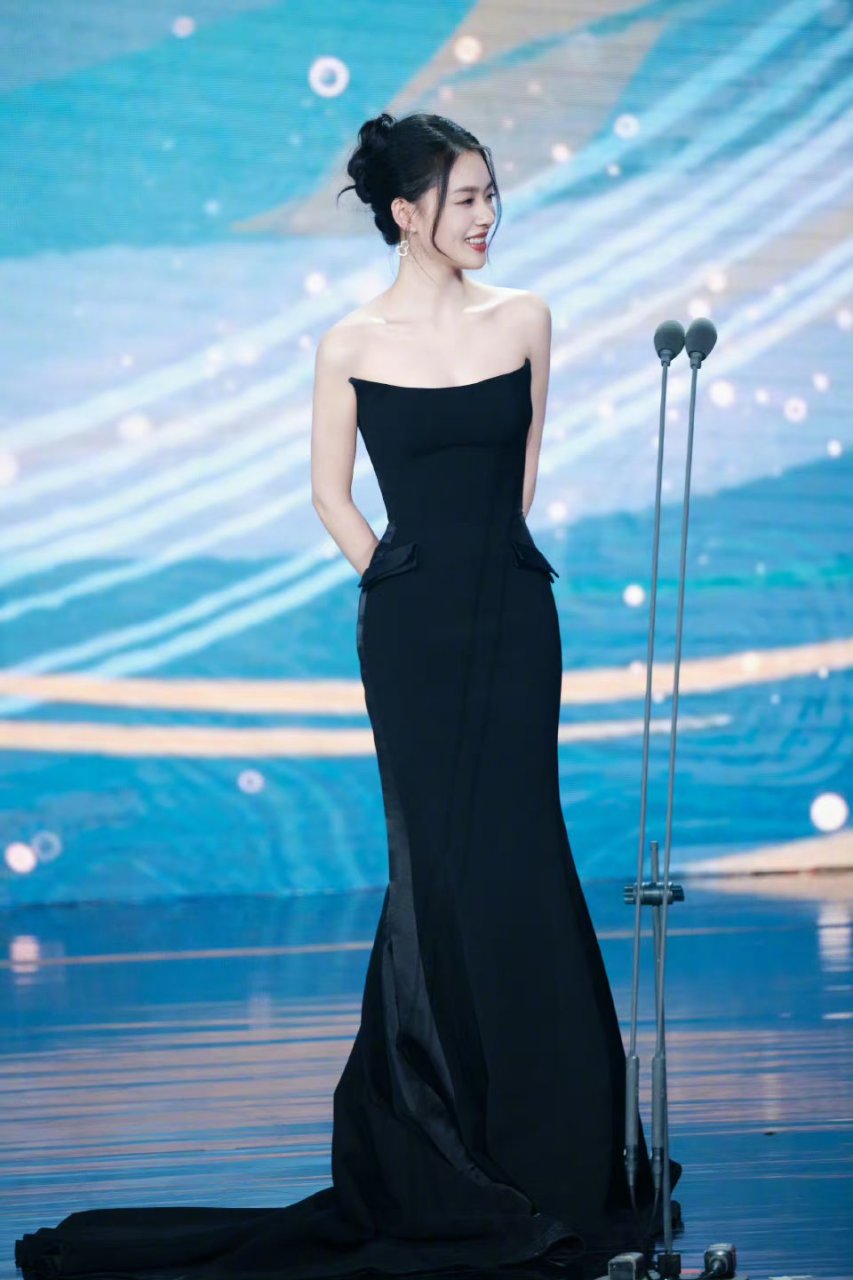 明星# #林允#  林允一袭黑色抹胸连衣裙,温柔优雅像美人鱼一样美丽.
