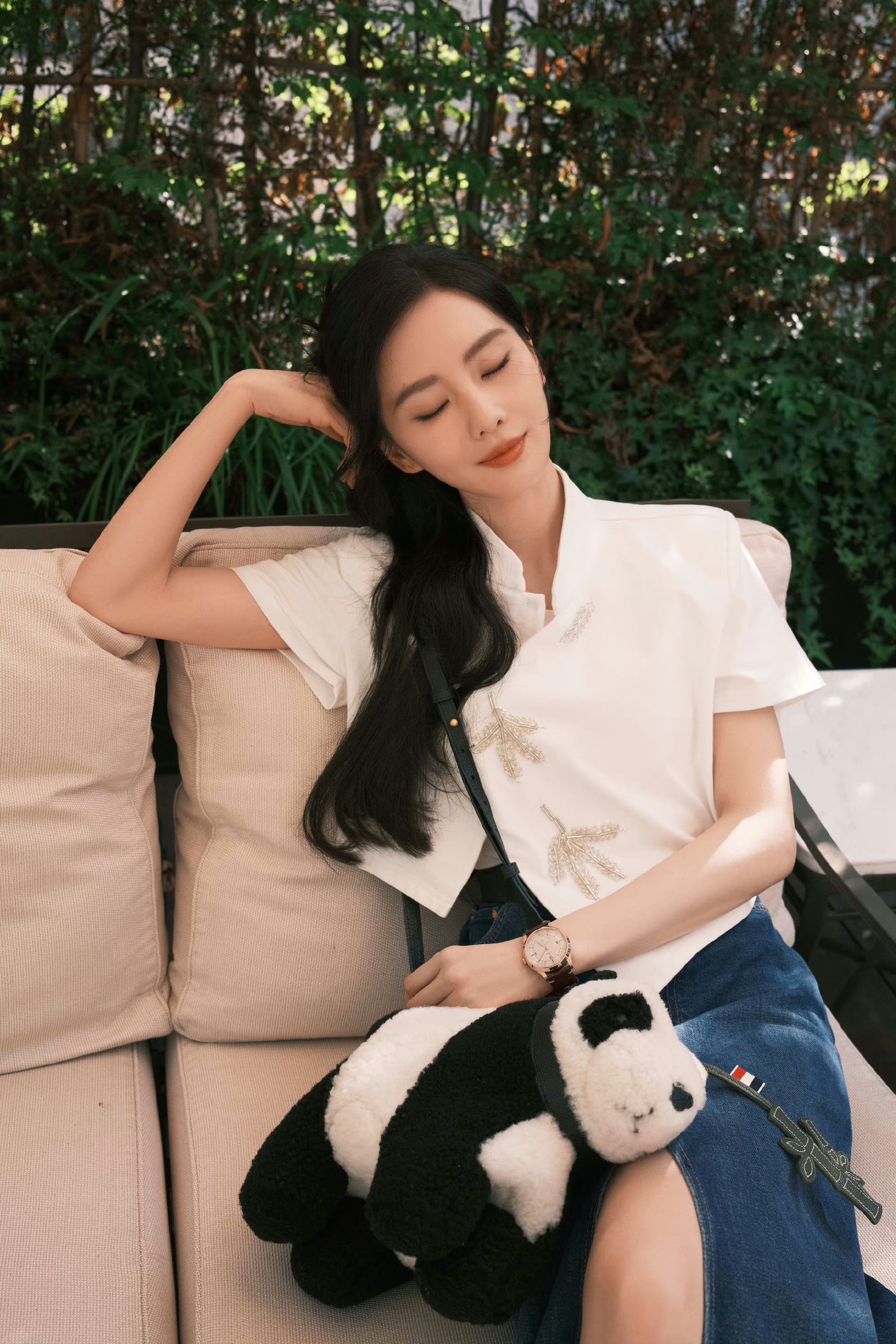 刘诗诗白色上衣搭配牛仔裙,时尚靓丽好迷人.#明星穿搭# #刘诗诗