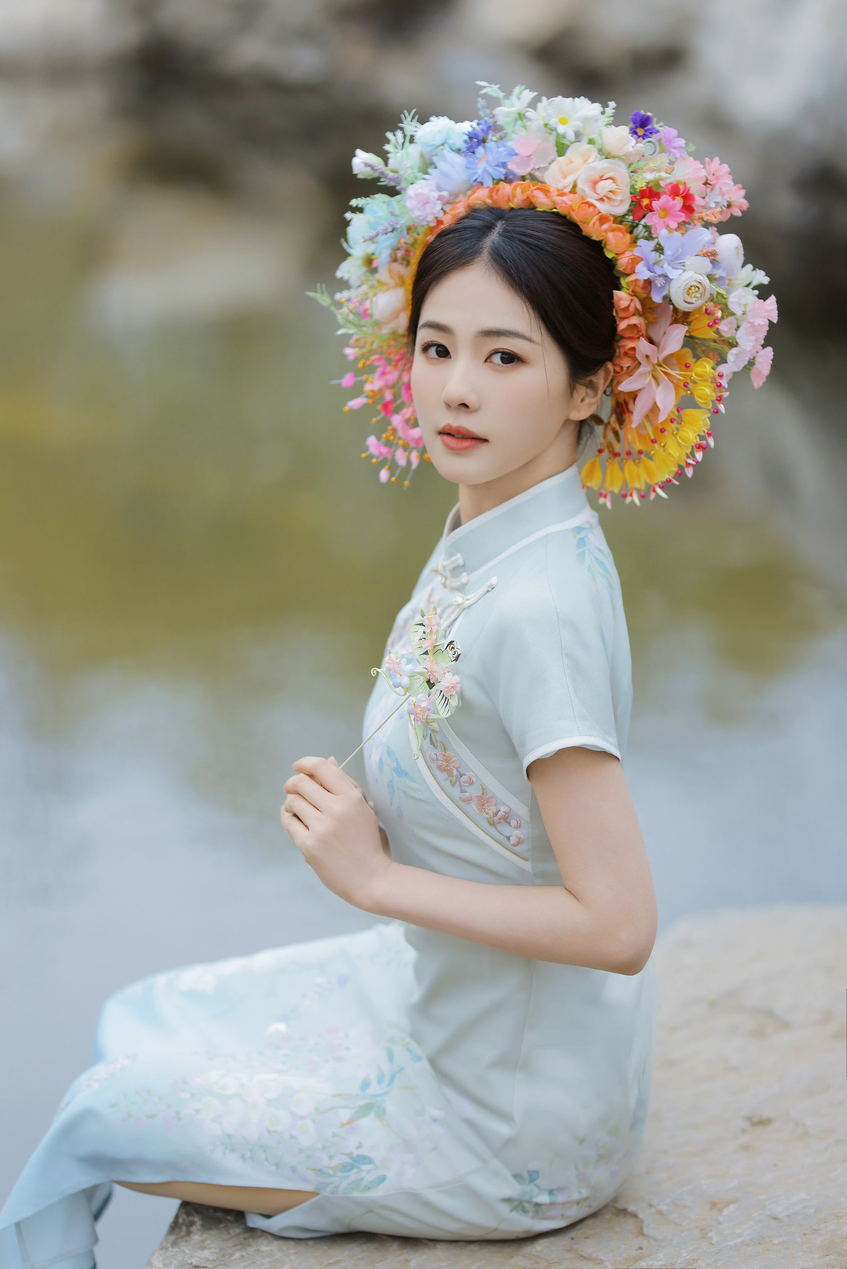 白鹿身穿淡蓝色旗袍头戴簪花,好美好温柔.#明星穿搭# #白鹿