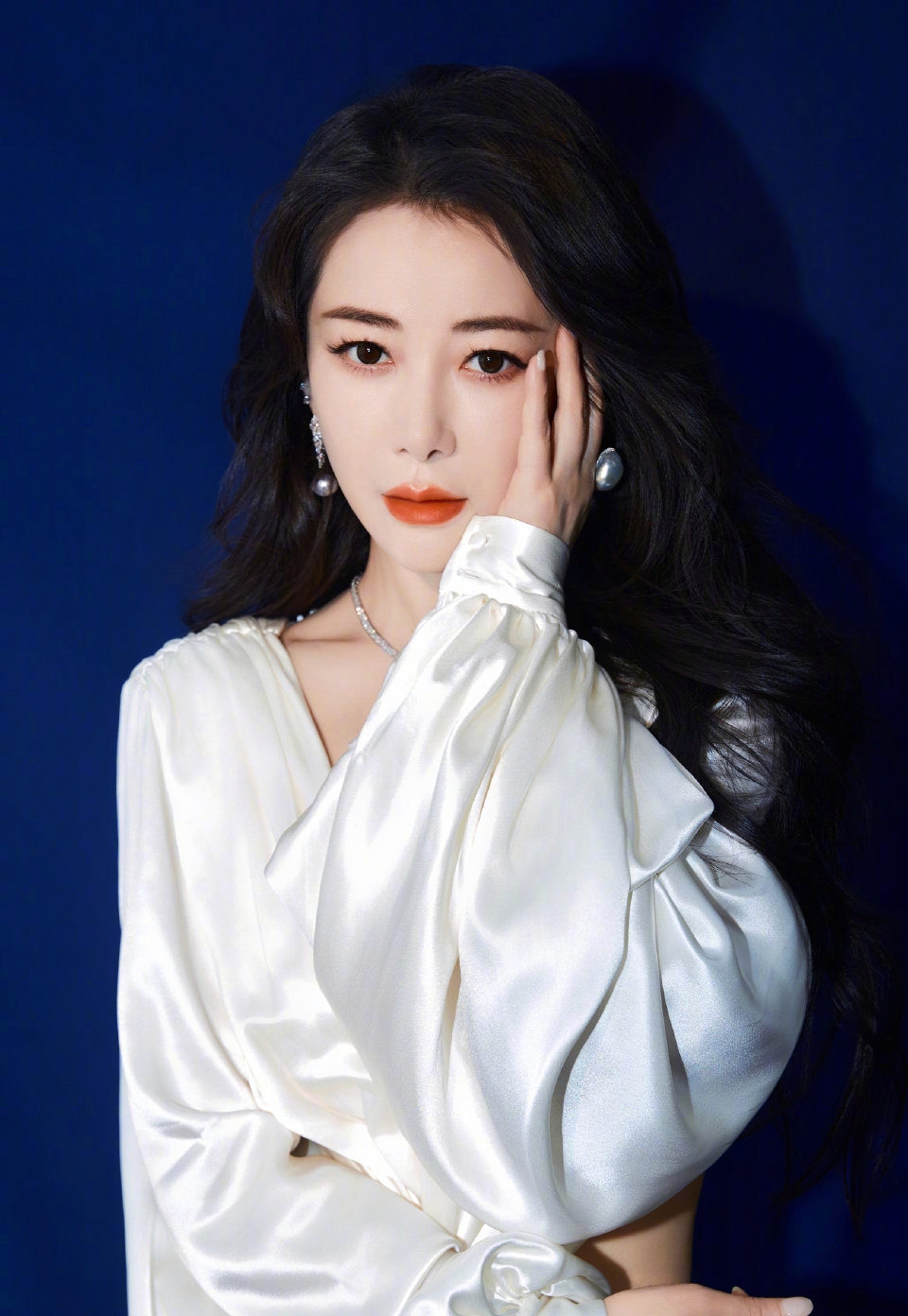 陈紫函一袭白色绸缎v领裙,尽显典雅华贵美丽动人.#明星穿搭# #陈紫函