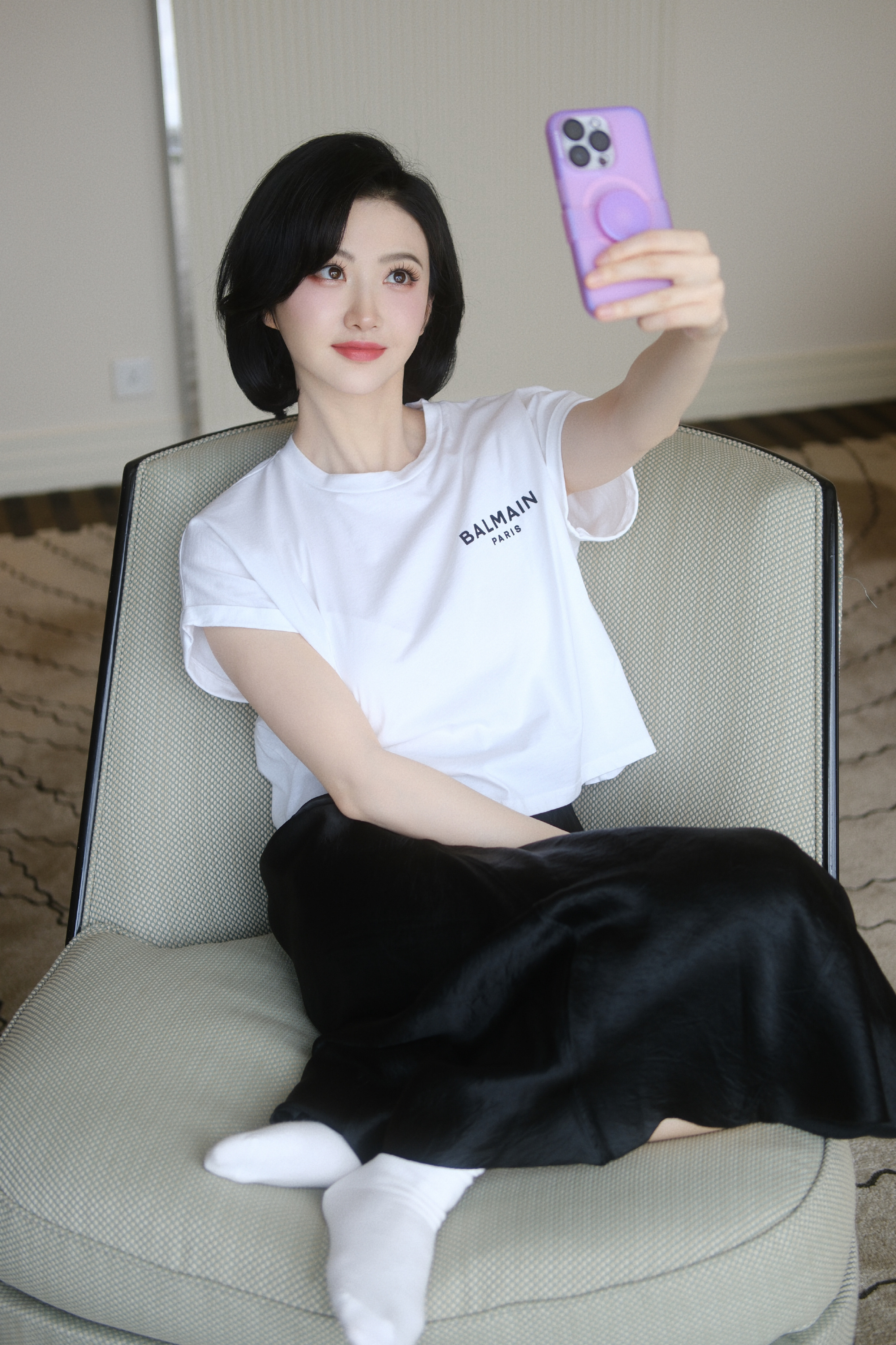 景甜白色体恤搭配黑色长裙,简约时尚尽显优雅靓丽.#明星穿搭# #景甜