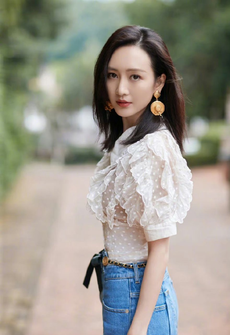 明星# #王鸥#  王鸥白色蕾丝上衣搭配蓝色牛仔裤,温柔又靓丽.