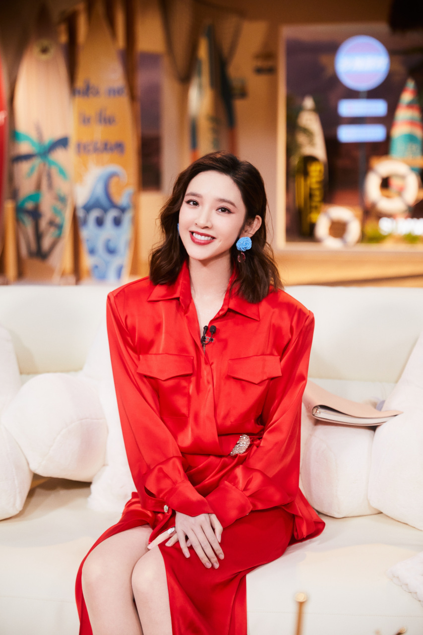 唐艺昕一袭红色长裙,尽显甜美优雅.#明星穿搭# #唐艺昕