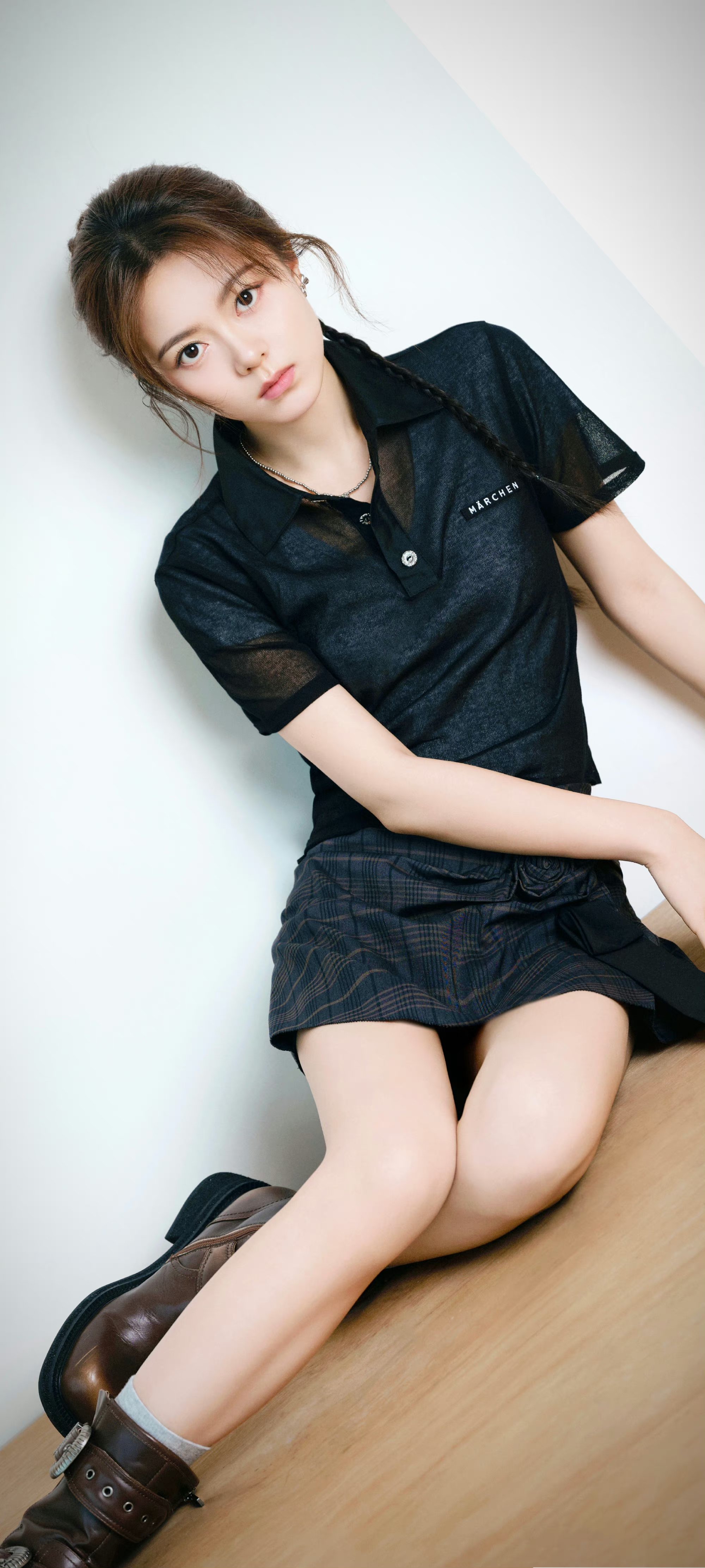 赵今麦黑色体恤配短裙,优雅靓丽好迷人.#明星穿搭# #赵今麦