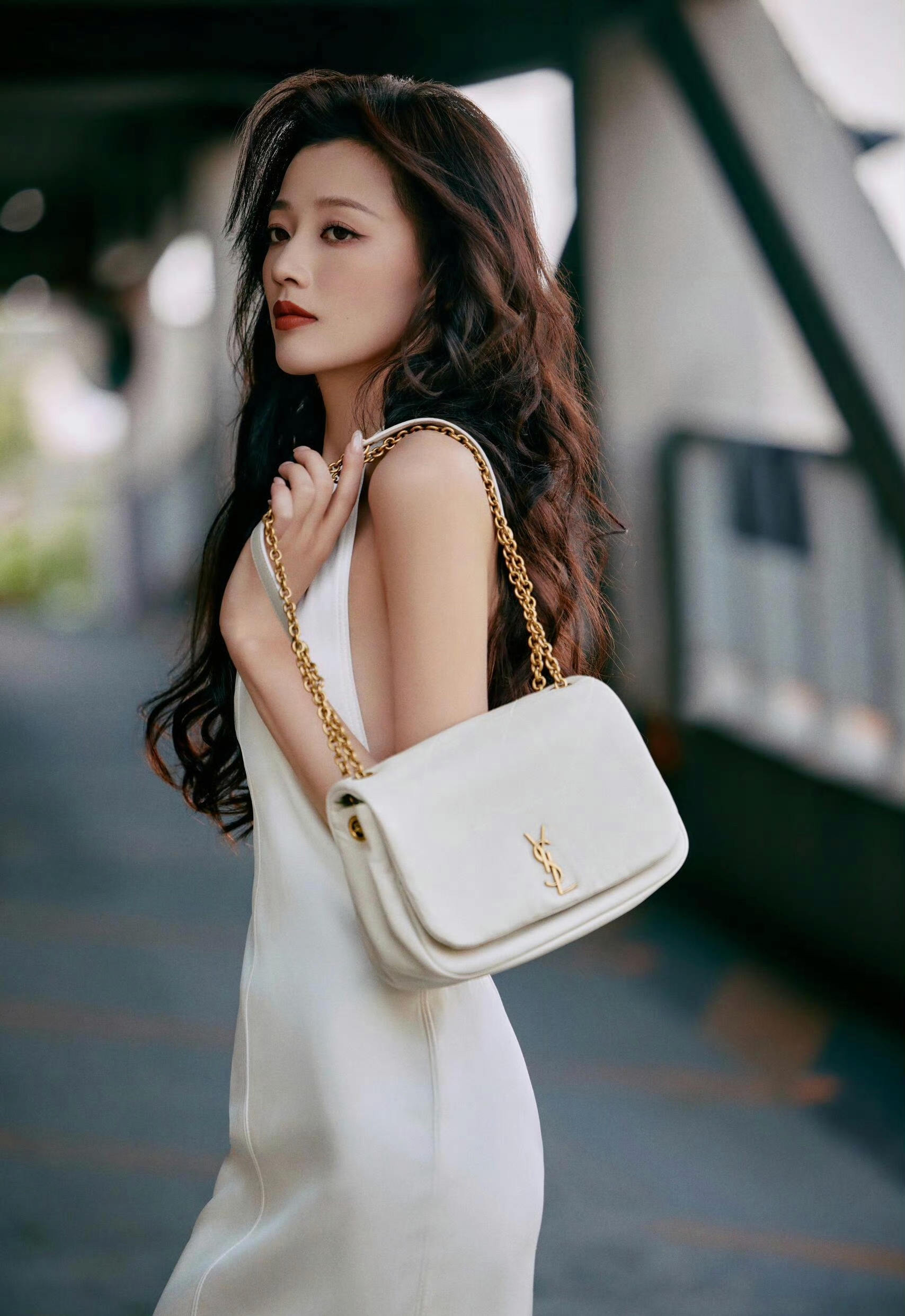 王秀竹一袭纯白露肩连衣裙,优雅靓丽时尚感拉满.#明星穿搭# #王秀竹