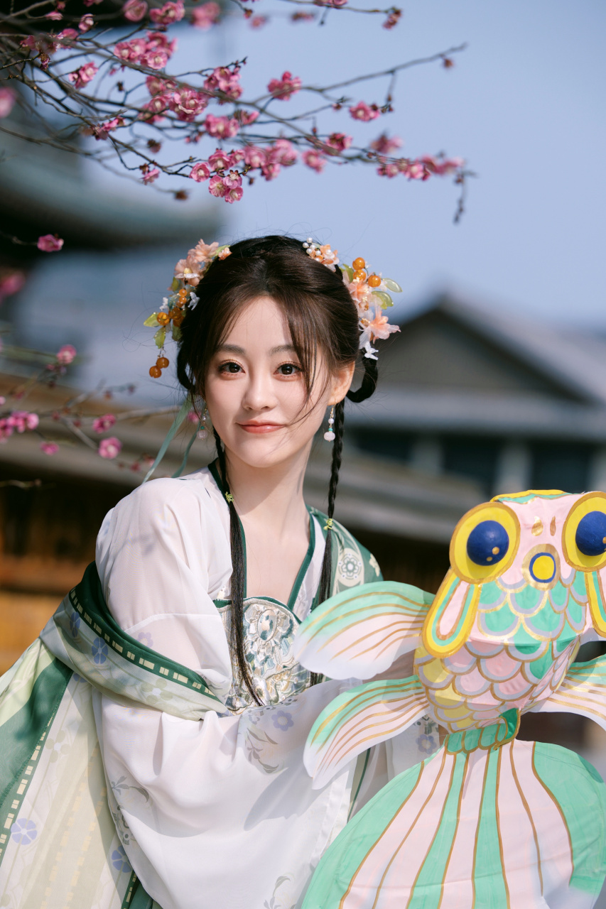 祝绪丹一身汉服写真,甜美迷人,古典韵味十足,宛如画中仙子.
