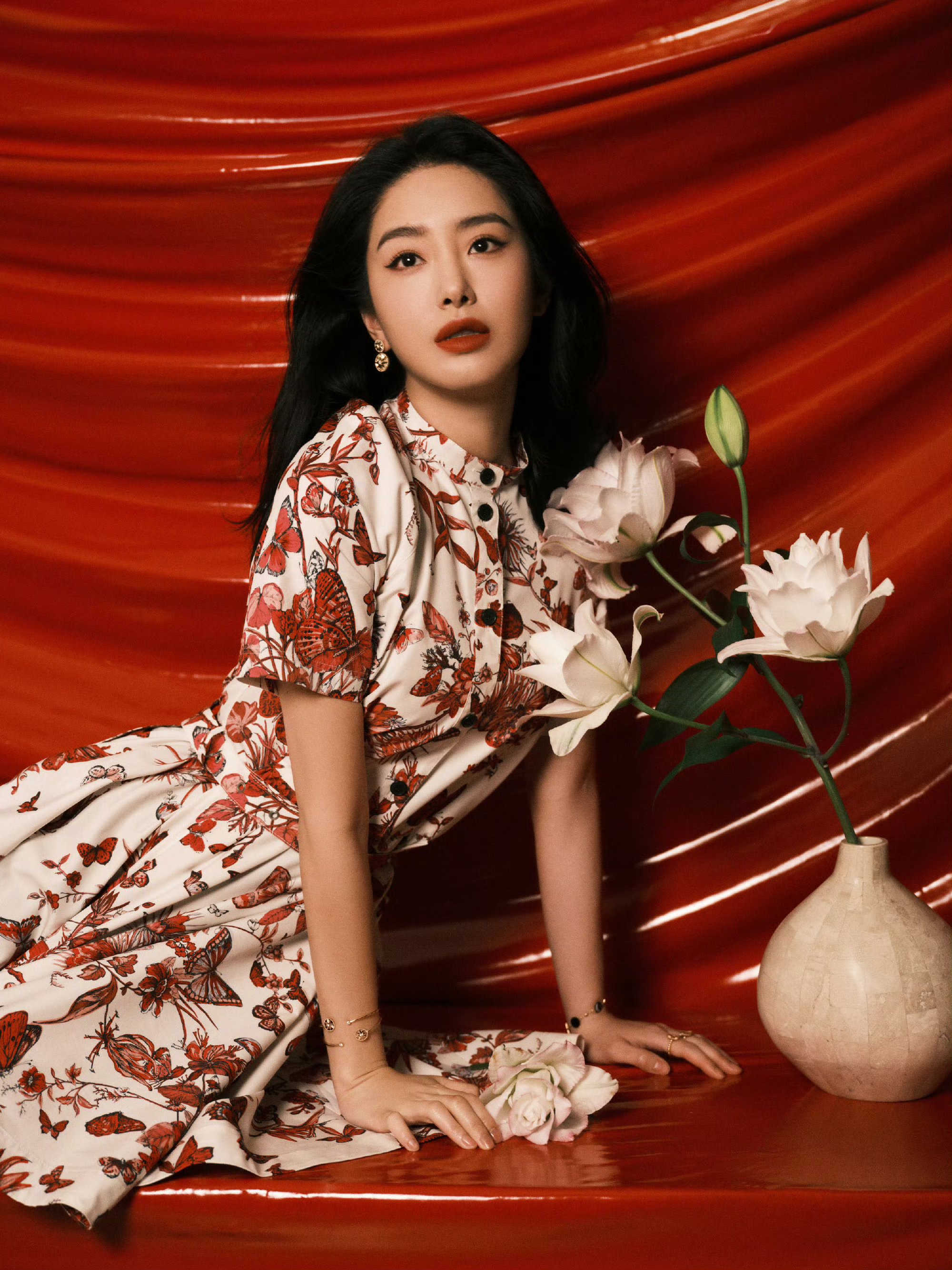 杨采钰一袭绣花连衣裙,美得像花仙子一样.#明星穿搭# #杨采钰