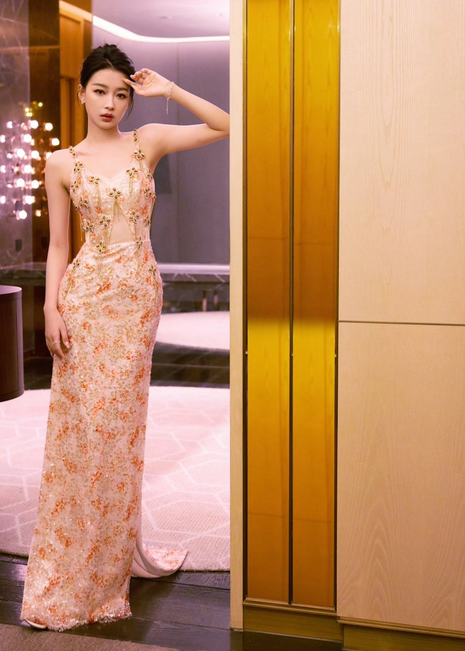 孙怡一袭金粉吊带裙,优雅靓丽好迷人.#明星穿搭# #孙怡
