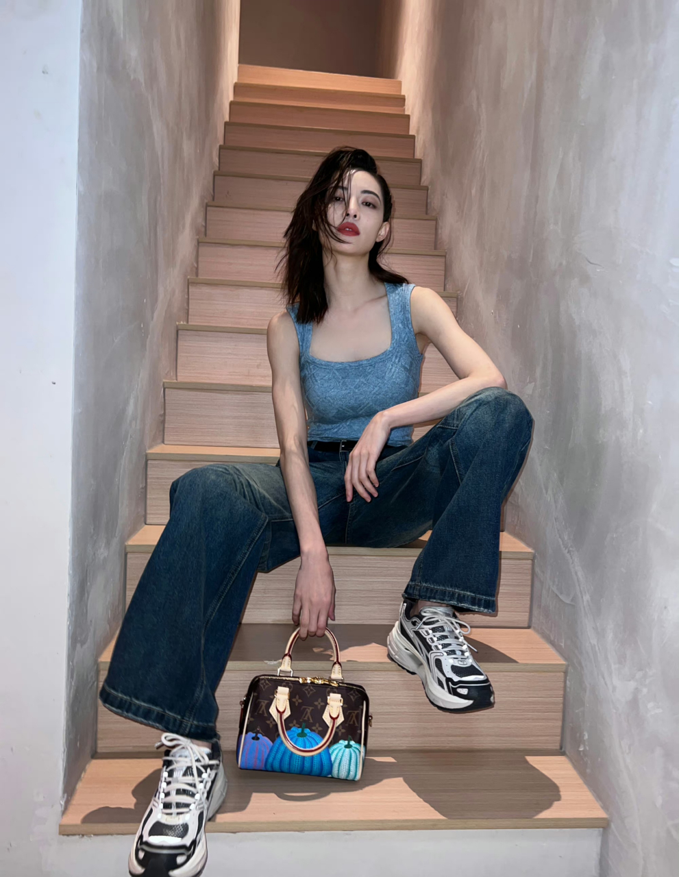 明星# #钟楚曦#  钟楚曦蓝色露脐背心搭配深蓝牛仔裤,好酷好有型.