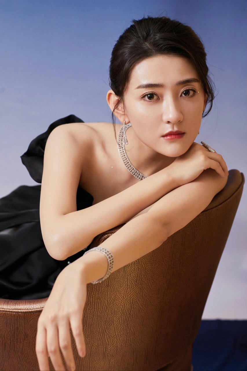 梁洁一袭黑色抹胸拖尾裙,好美好迷人.#明星穿搭# #梁洁