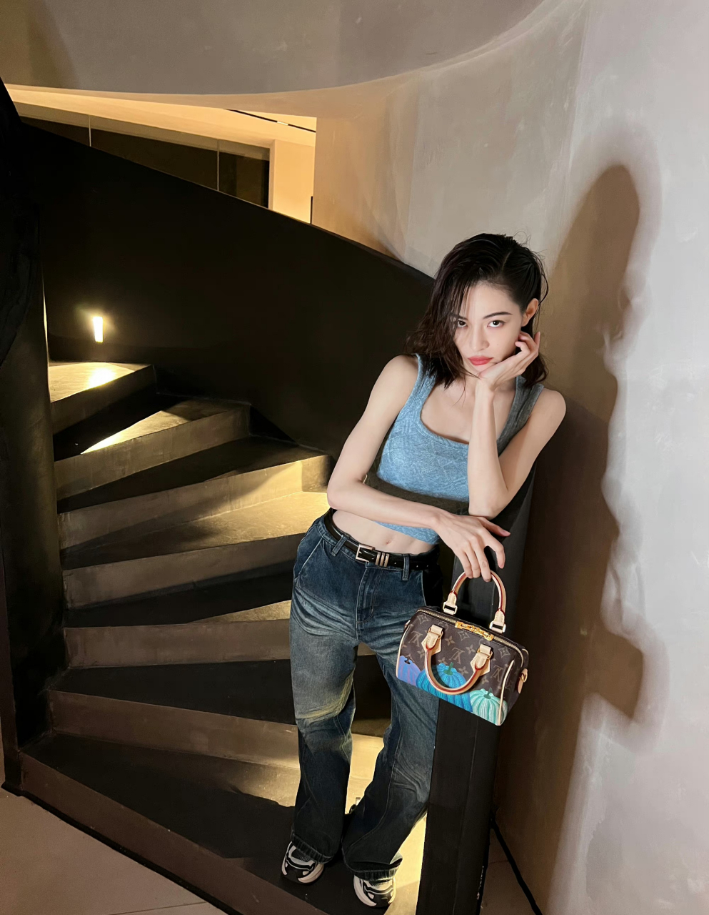 明星# #钟楚曦#  钟楚曦蓝色露脐背心搭配深蓝牛仔裤,好酷好有型.