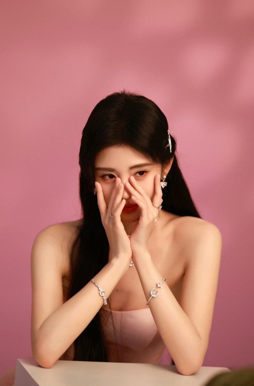 鞠婧祎一袭粉色抹胸纱裙,甜美优雅.#明星穿搭# #鞠婧祎