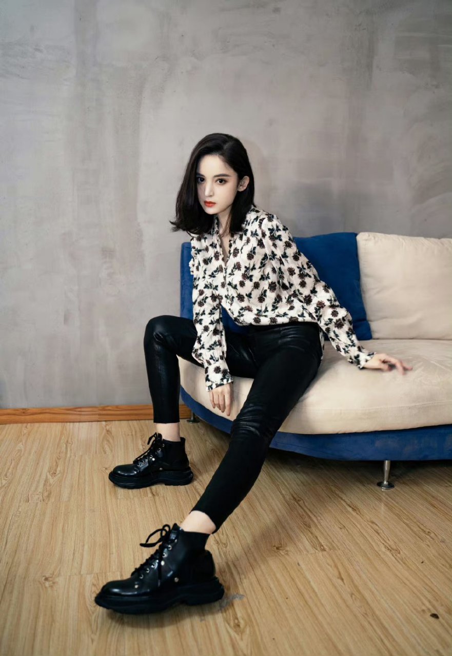 明星# #娜扎#  娜扎花衬衫配黑色皮裤,好美好酷.