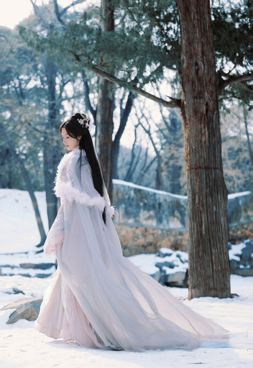 毛晓慧一袭古风装扮写真,唯美优雅,撑纸伞的姑娘好让人心动.