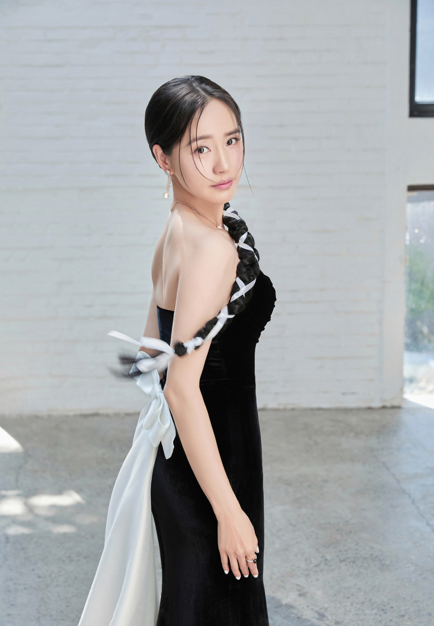 王智一袭黑色抹胸裙,尽显优雅迷人.#明星穿搭# #王智