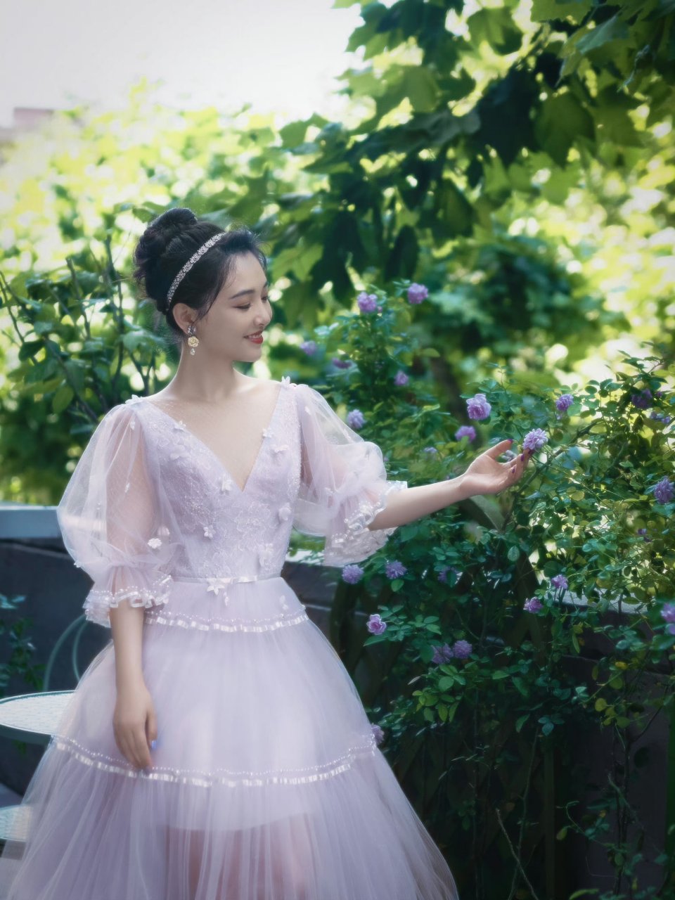 吴倩一袭淡紫色薄纱裙,时尚靓丽好迷人.#明星穿搭# #吴倩