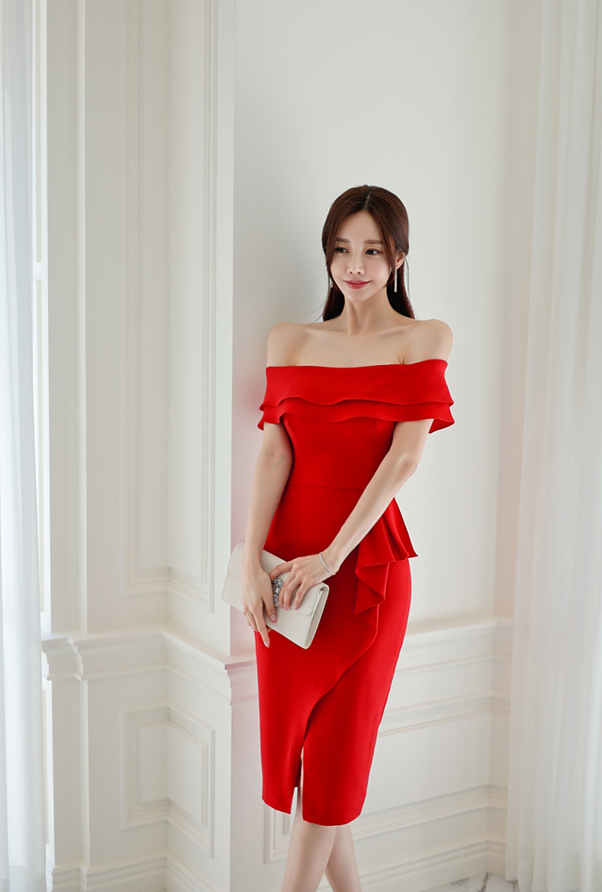 今日份的惊艳,来自孙允珠的红色露肩连衣裙.