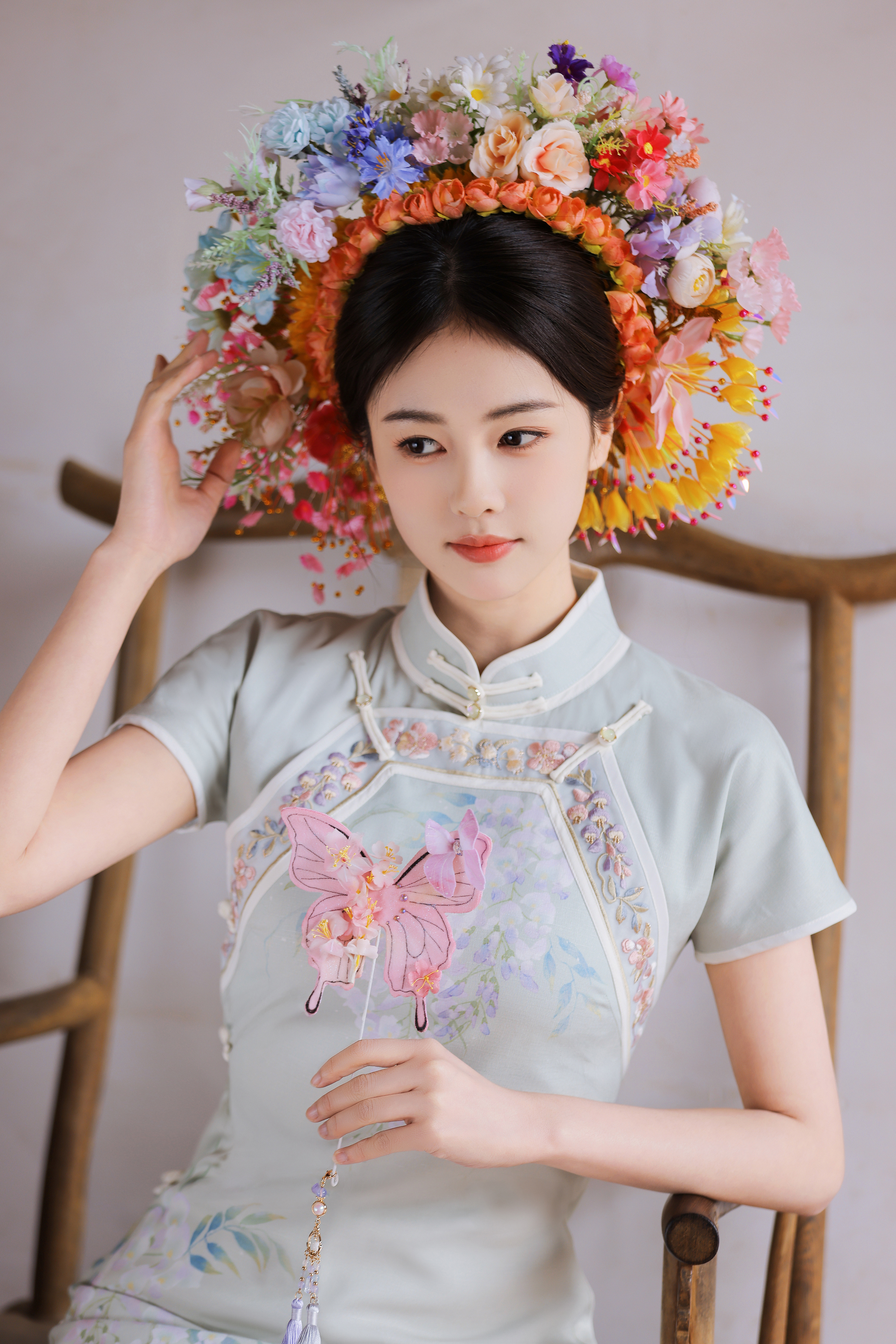 白鹿身穿淡蓝色旗袍头戴簪花,好美好温柔.#明星穿搭# #白鹿