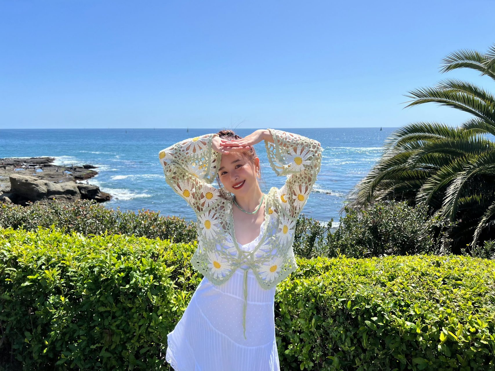 阚清子海边生日照,一袭白裙显优雅,生日快乐呀!期待更多精彩的作品.