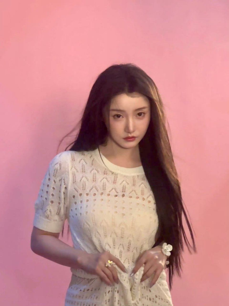 姜贞羽一袭白色连衣裙,清新优雅迷人尽显.#明星穿搭# #姜贞羽