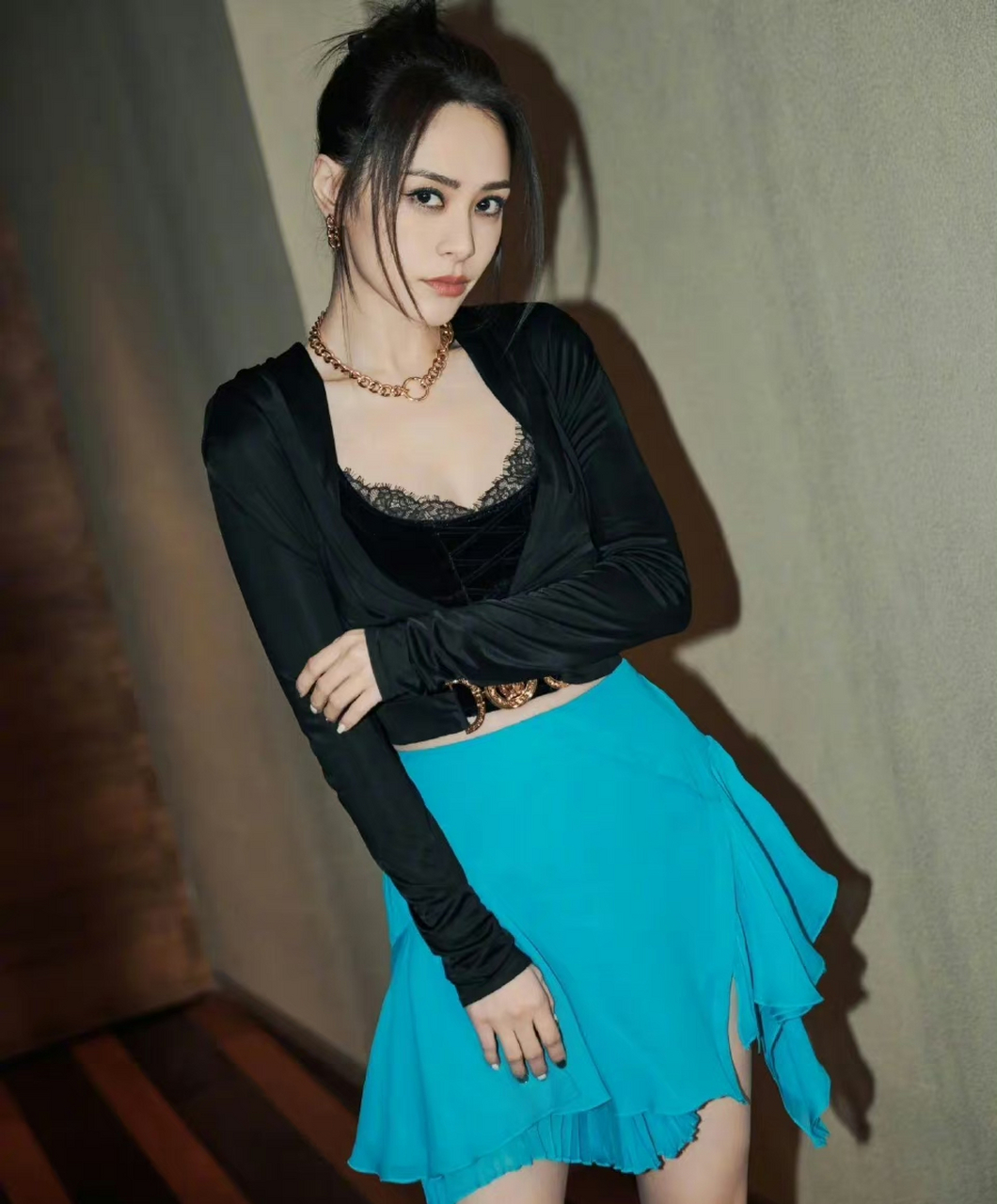 明星# #阿娇#  阿娇黑色丝绒上衣搭配蓝色短裙,优雅端庄魅力无限.