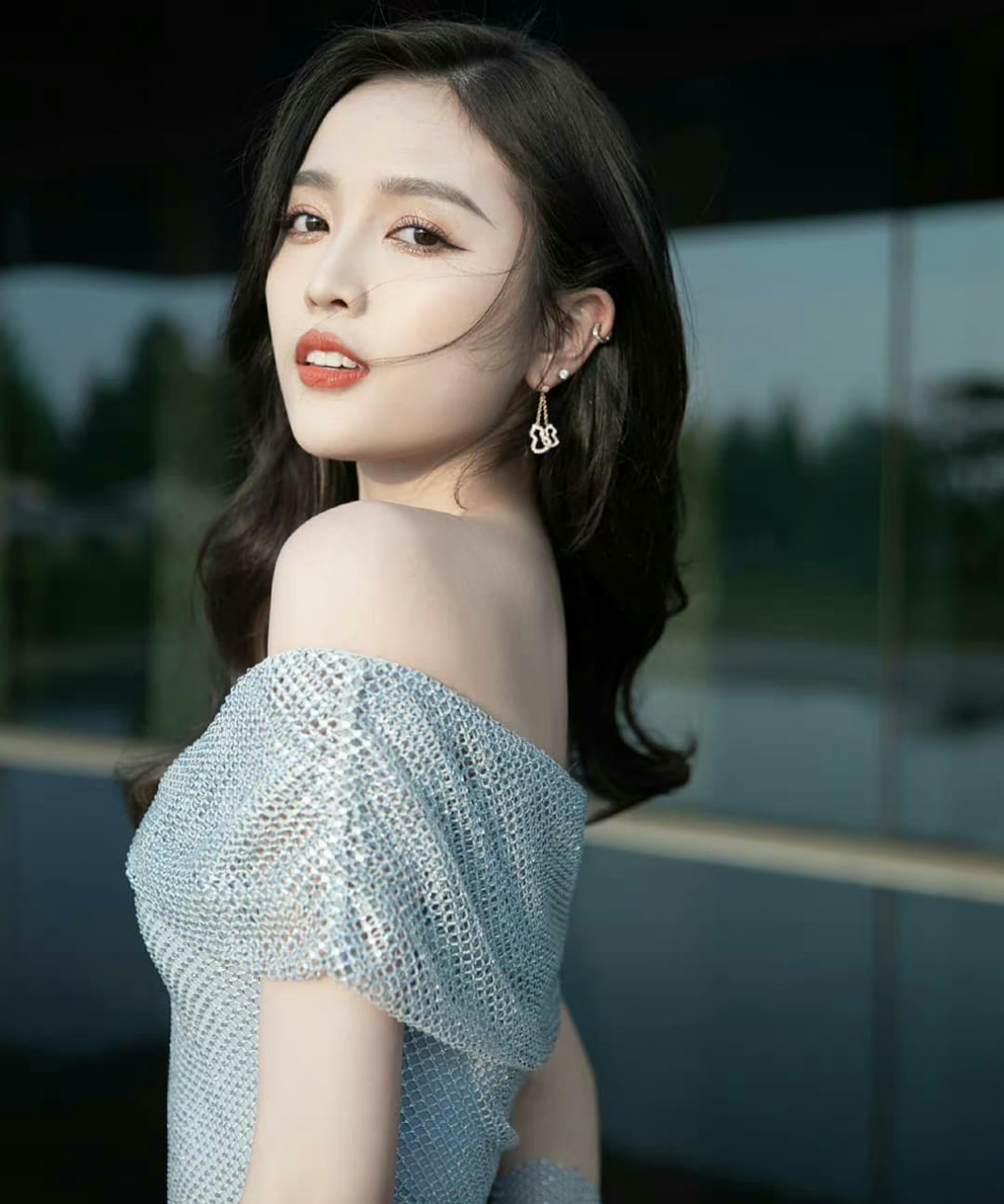 明星# #吴宣仪#  吴宣仪一袭银色抹胸网状裙,优雅大气一双大长腿好吸