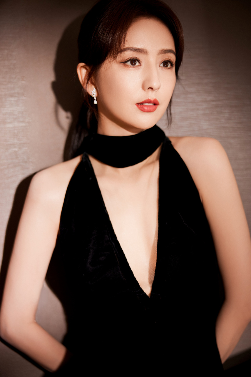 佟丽娅一袭黑色露背长裙,尽显曼妙之姿.#明星穿搭# #佟丽娅