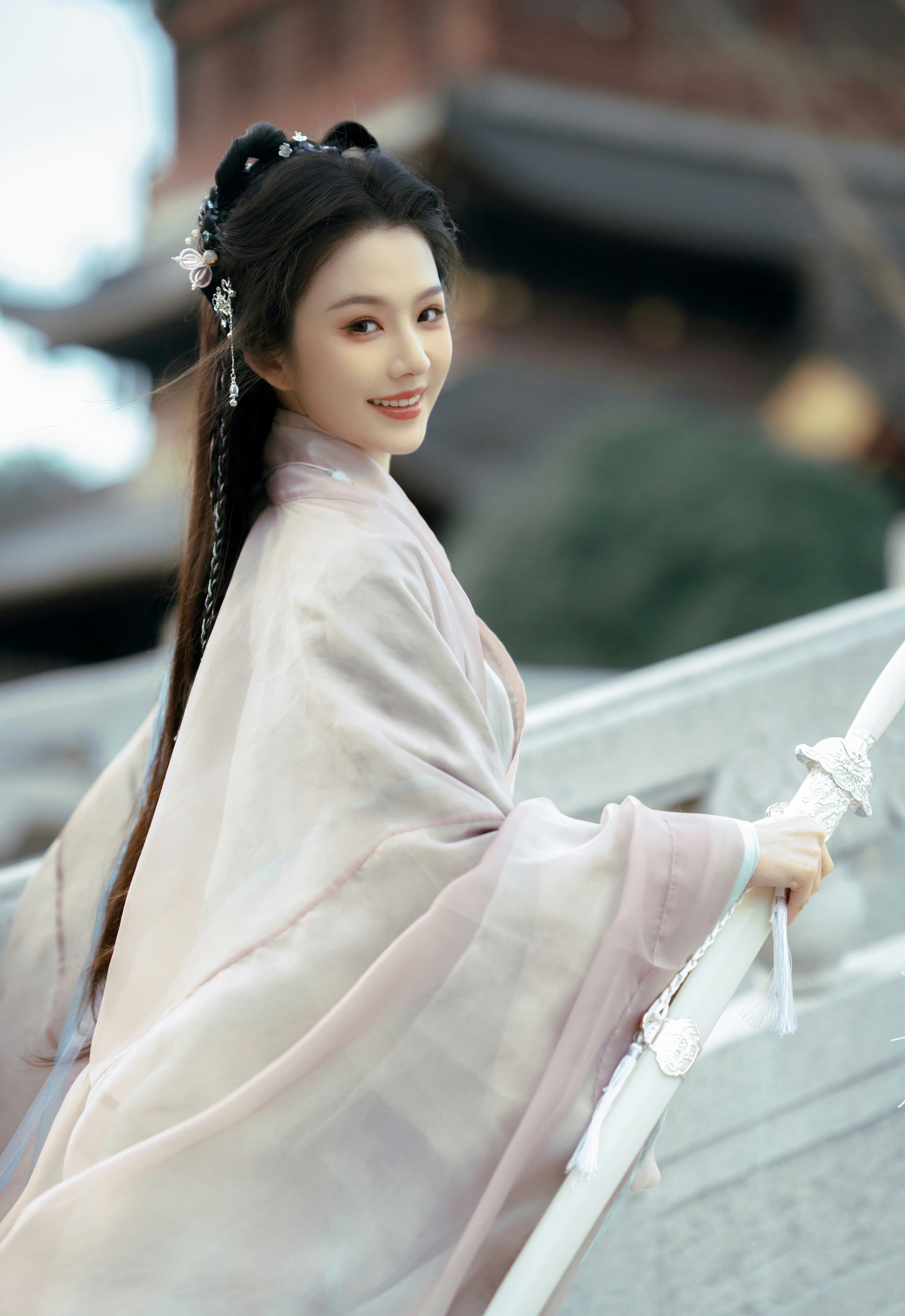 陈雨贤一袭古风汉服侠女造型,尽显迷人魅力.#明星穿搭