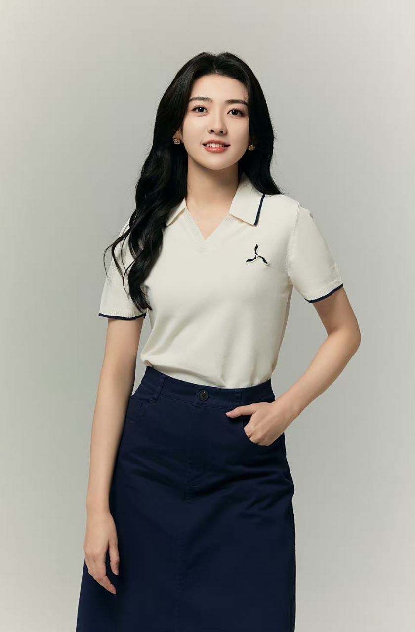 明星穿搭# #梁洁#  梁洁白色短袖上衣搭配深蓝半身裙,优雅美丽气质