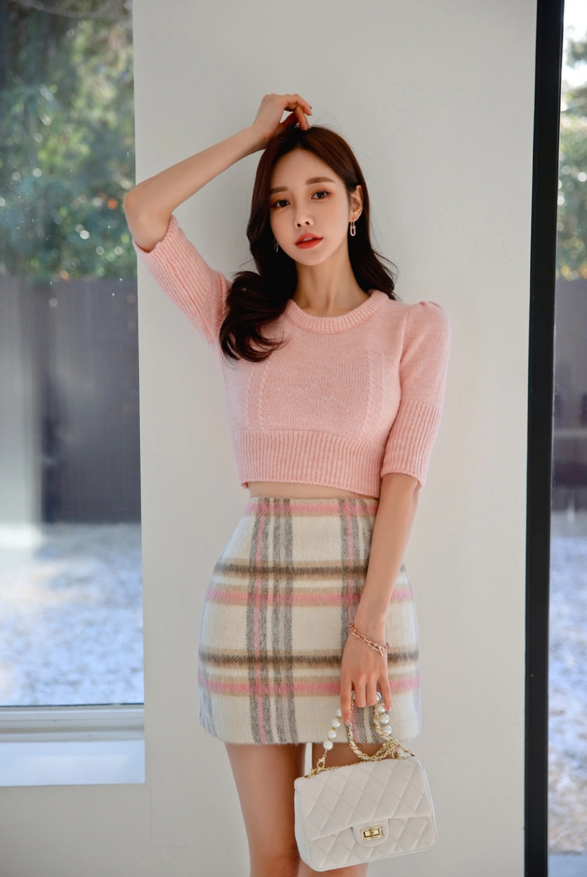 女神孙允珠# #明星穿搭#  孙允珠粉色针织上衣搭配格纹包臀裙,温柔