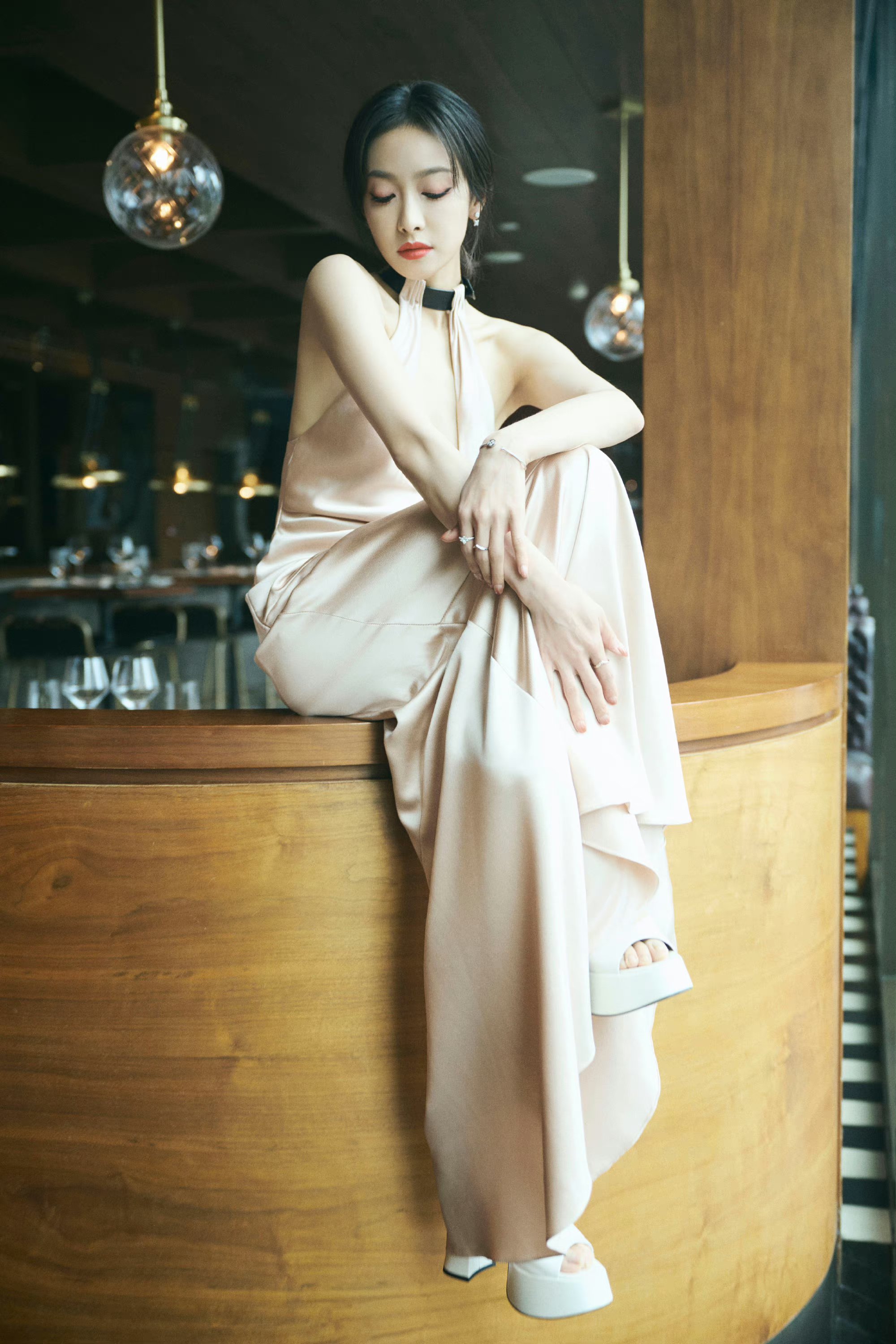 宋茜一袭杏色露肩连衣裙,尽显优雅美丽.#明星穿搭# #宋茜