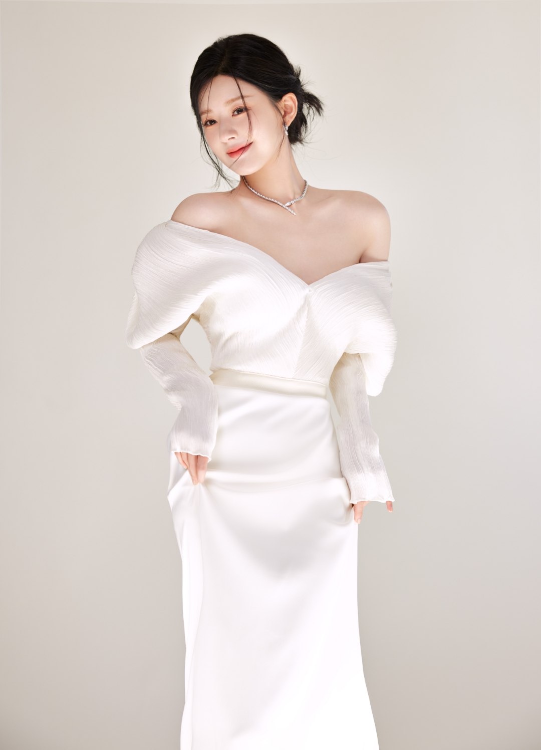赵露思,一袭白色露肩长礼裙,优雅高贵,仿佛是月光下的仙子