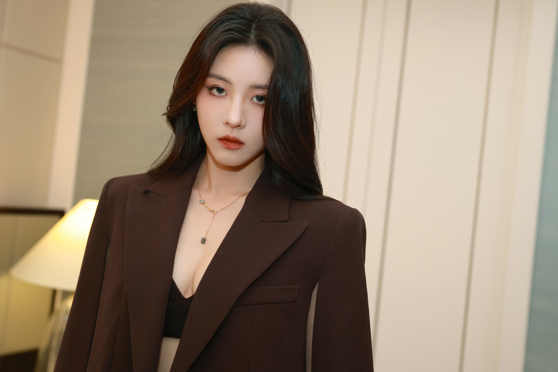 孙芮一袭棕色西装,酷飒有型自信从容. #明星穿搭# #孙芮