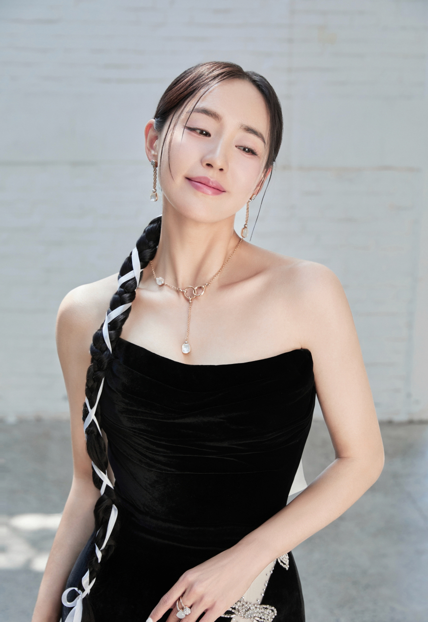 王智一袭黑色抹胸裙,尽显优雅迷人.#明星穿搭# #王智