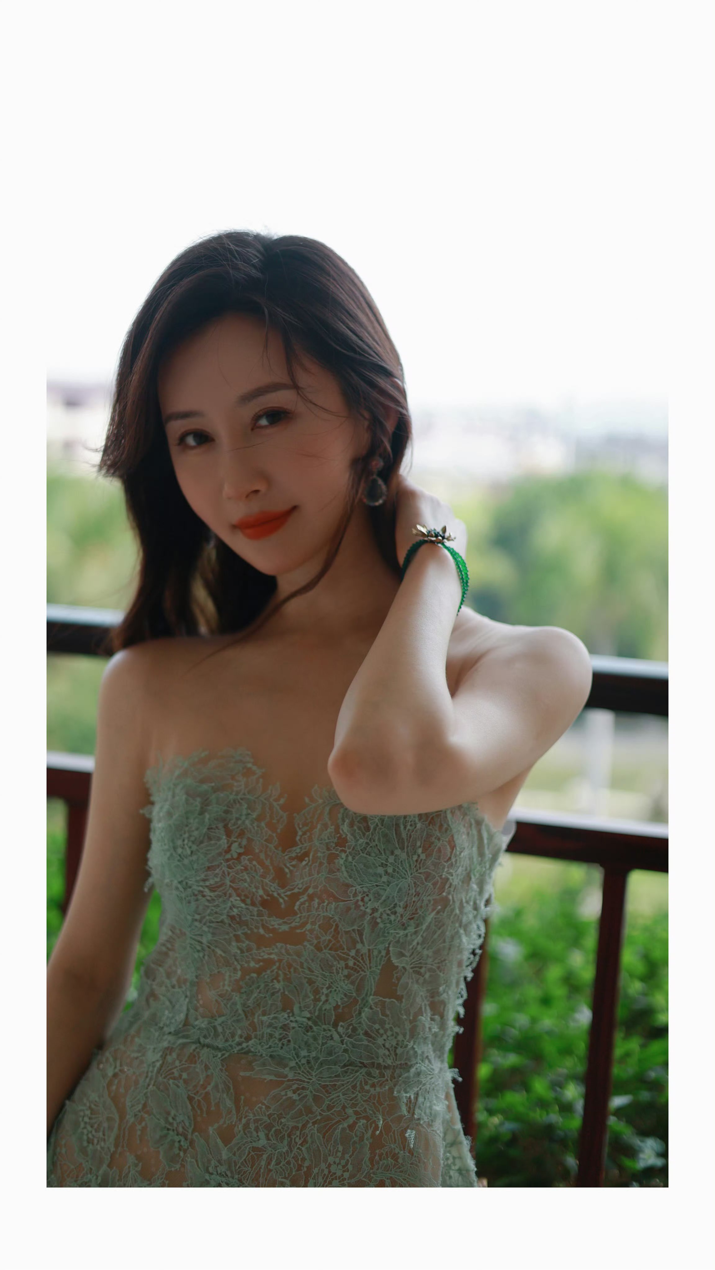 舒畅一袭绿色镂空抹胸裙,优雅靓丽好迷人.#明星穿搭# #舒畅