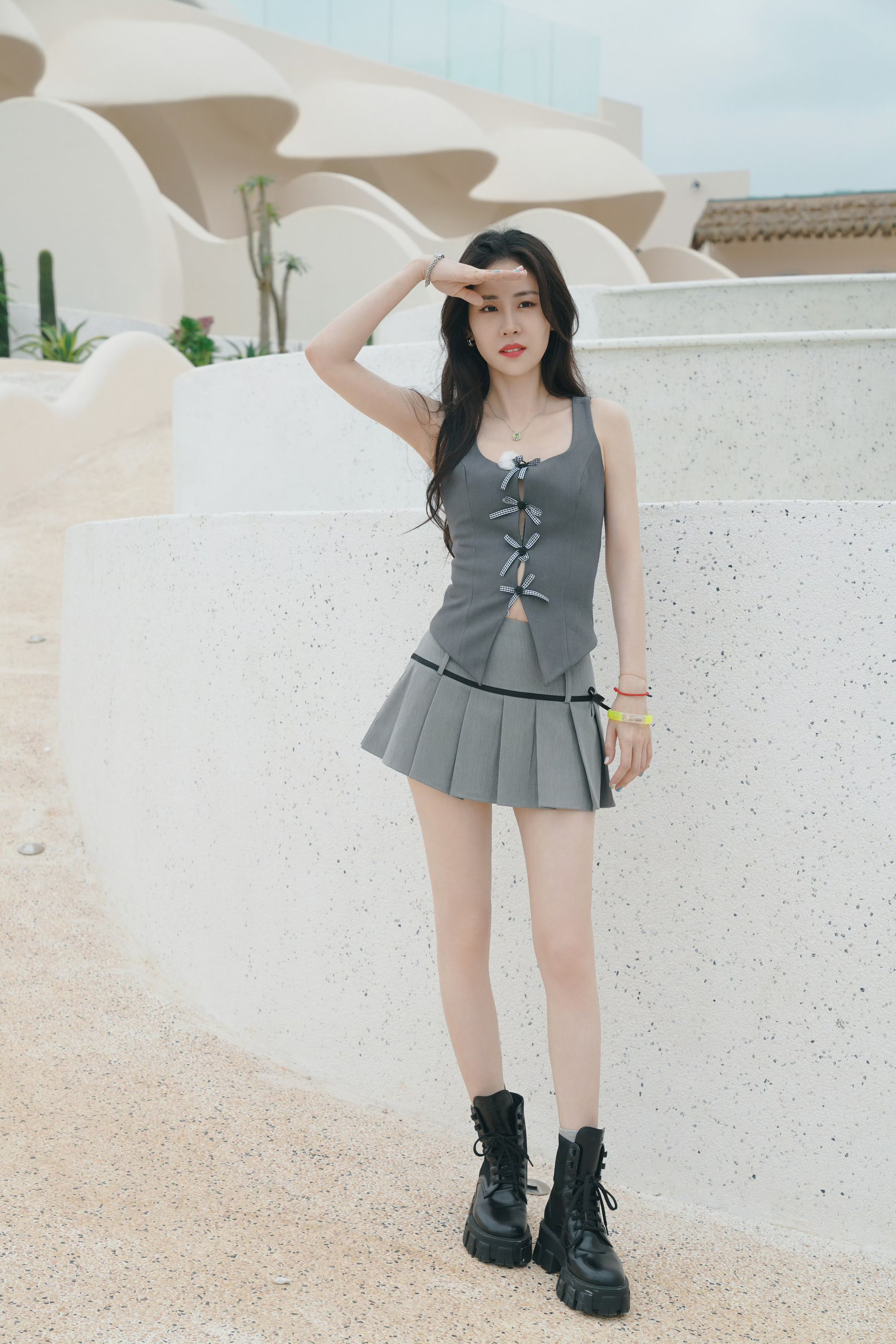 张碧晨灰色上衣搭配百褶裙,好美好迷人.#明星穿搭# #张碧晨