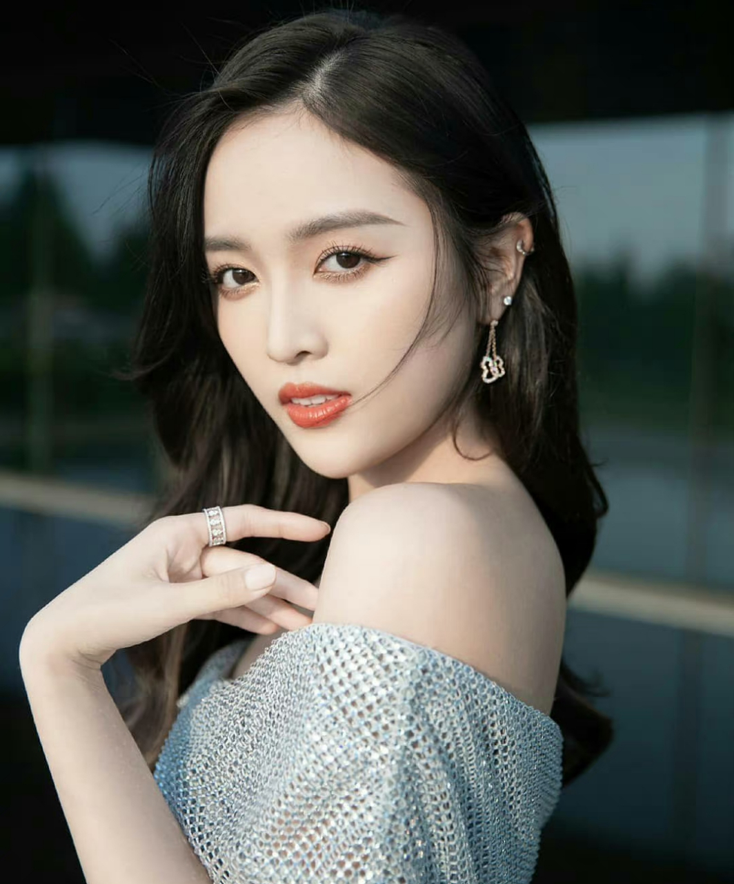 明星# #吴宣仪#  吴宣仪一袭银色抹胸网状裙,优雅大气一双大长腿好吸