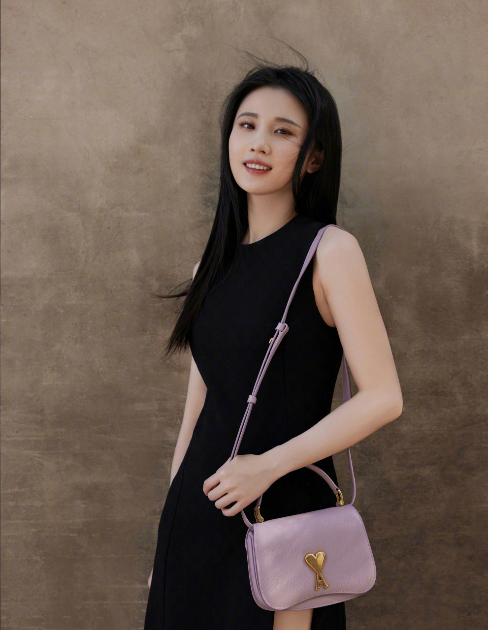 张慧雯一袭黑色开衩裙,尽显优雅美丽.#明星穿搭# #张慧雯