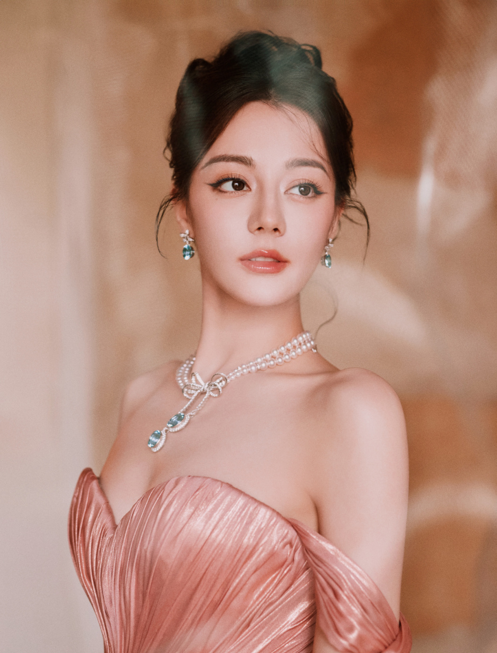 热巴一袭粉色抹胸礼裙,尽显优雅靓丽好迷人.#明星穿搭# #迪丽热巴