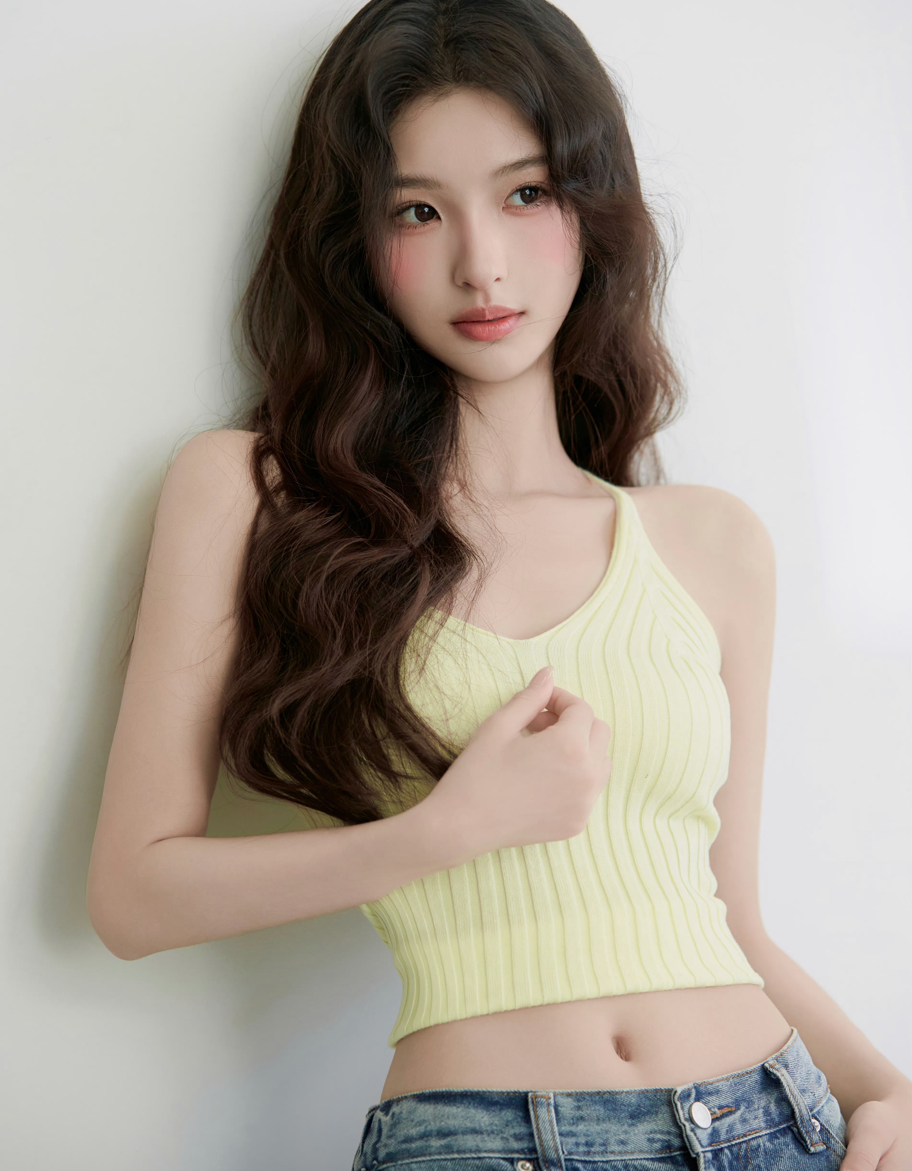 王思洁淡黄色吊带衫搭配牛仔裤时尚靓丽好迷人明星穿搭 王思洁