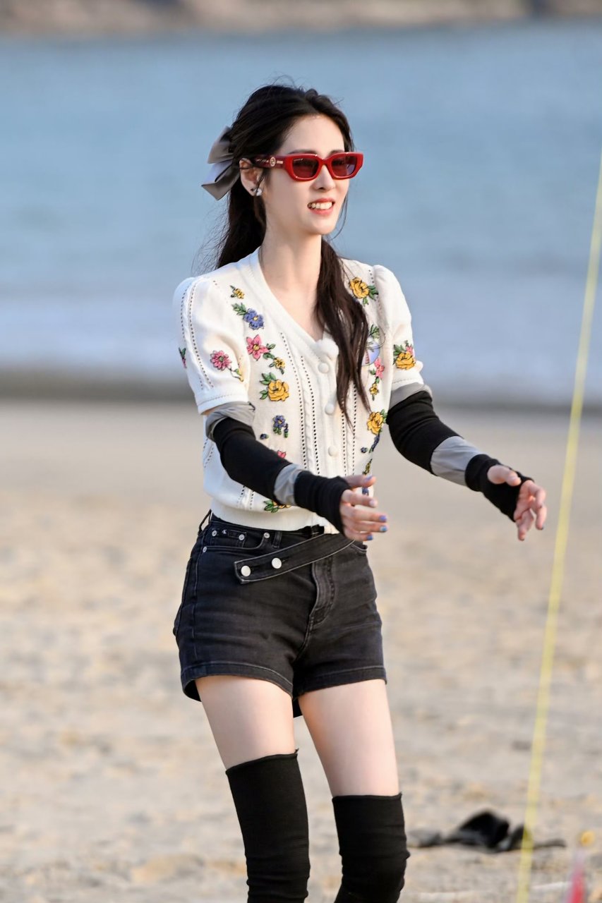 张碧晨白色上衣搭配黑色牛仔短裤,简约时尚清新优雅.