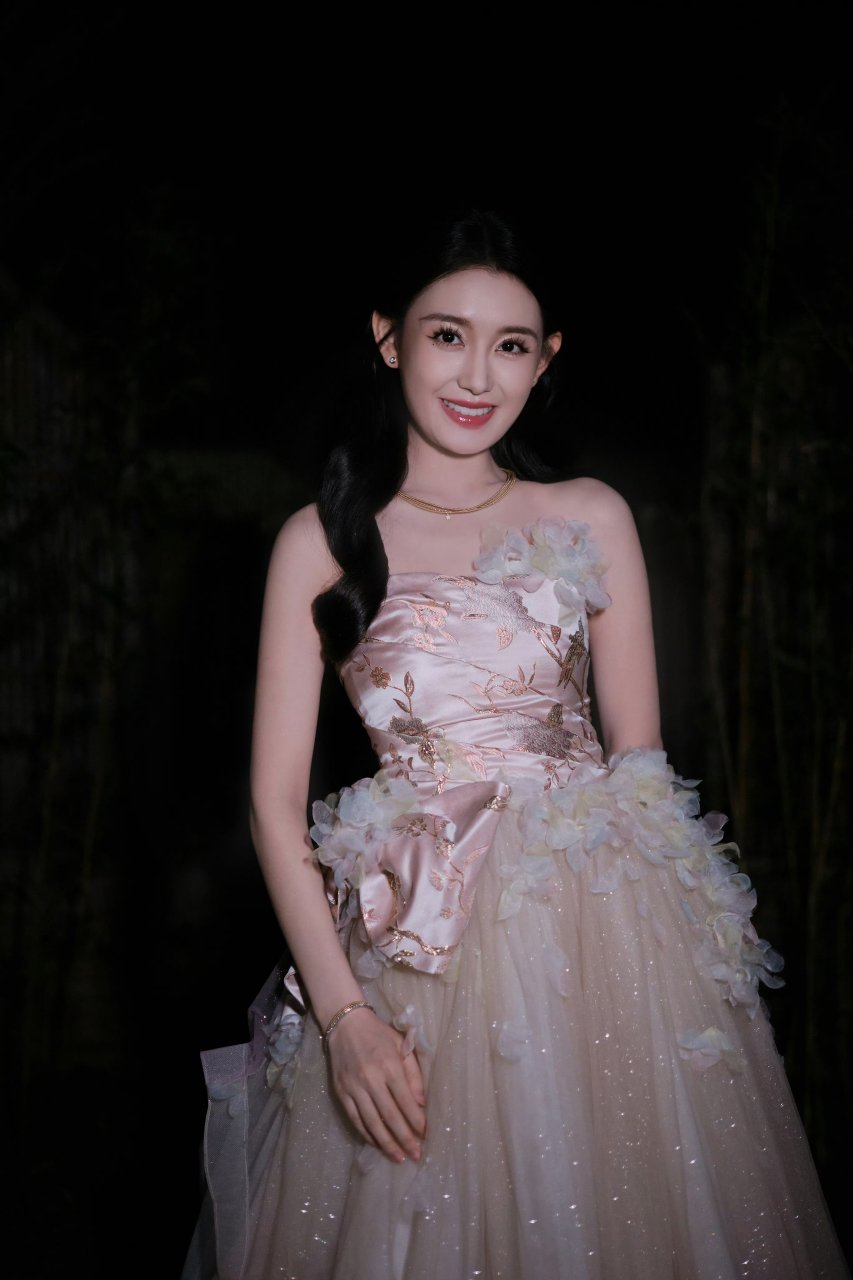 蒋依依的时尚穿搭分享,一袭花朵抹胸纱裙,尽显甜美清新.