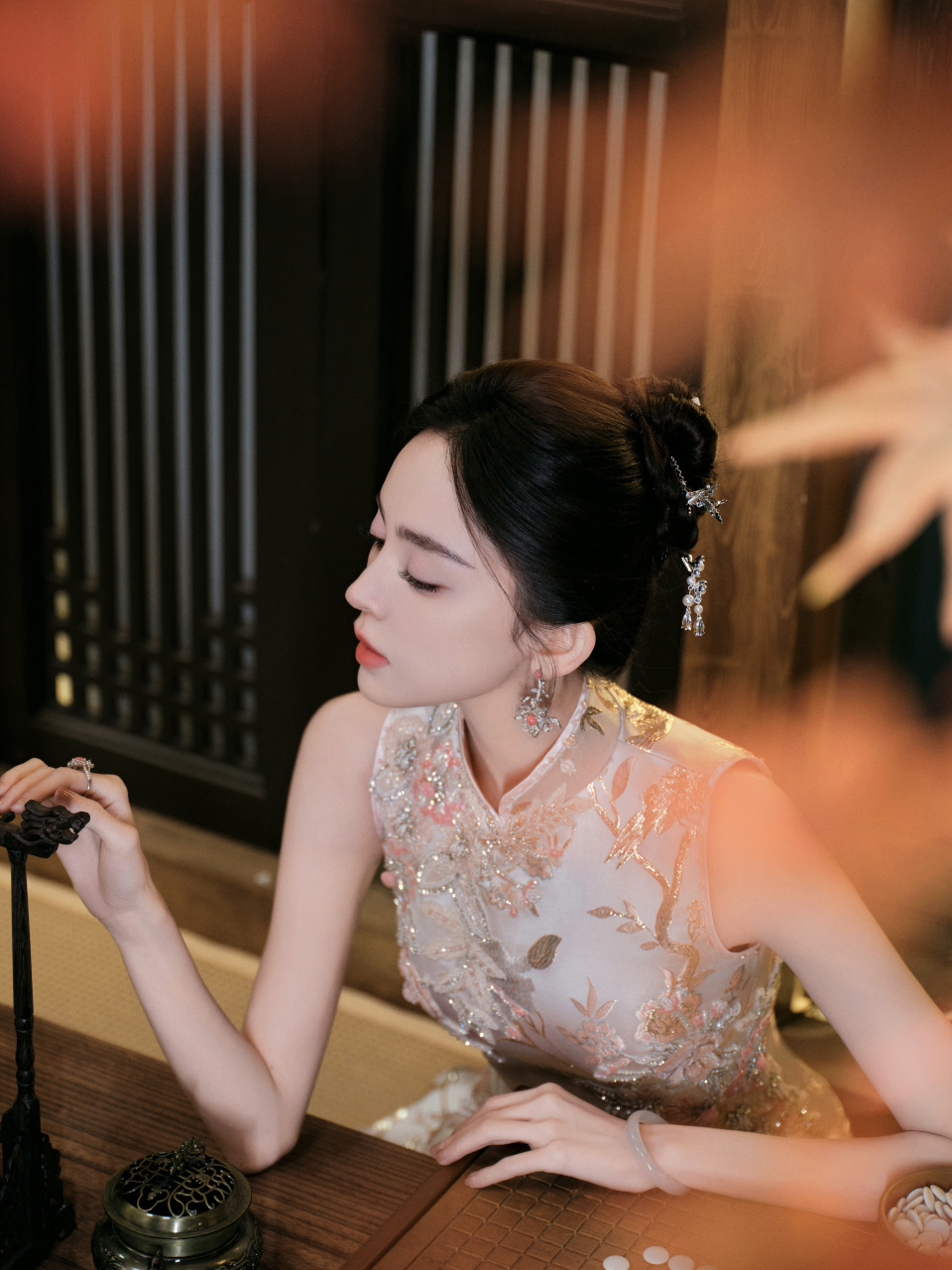 古力娜扎一袭中式旗袍,勾勒窈窕身姿,尽显优雅美丽.