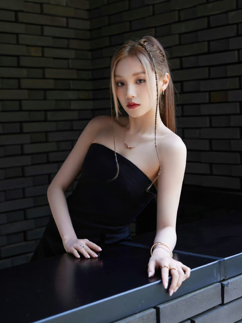 明星# #宋雨琦#  宋雨琦一袭黑色抹胸短裙,时尚潮流美丽优雅.